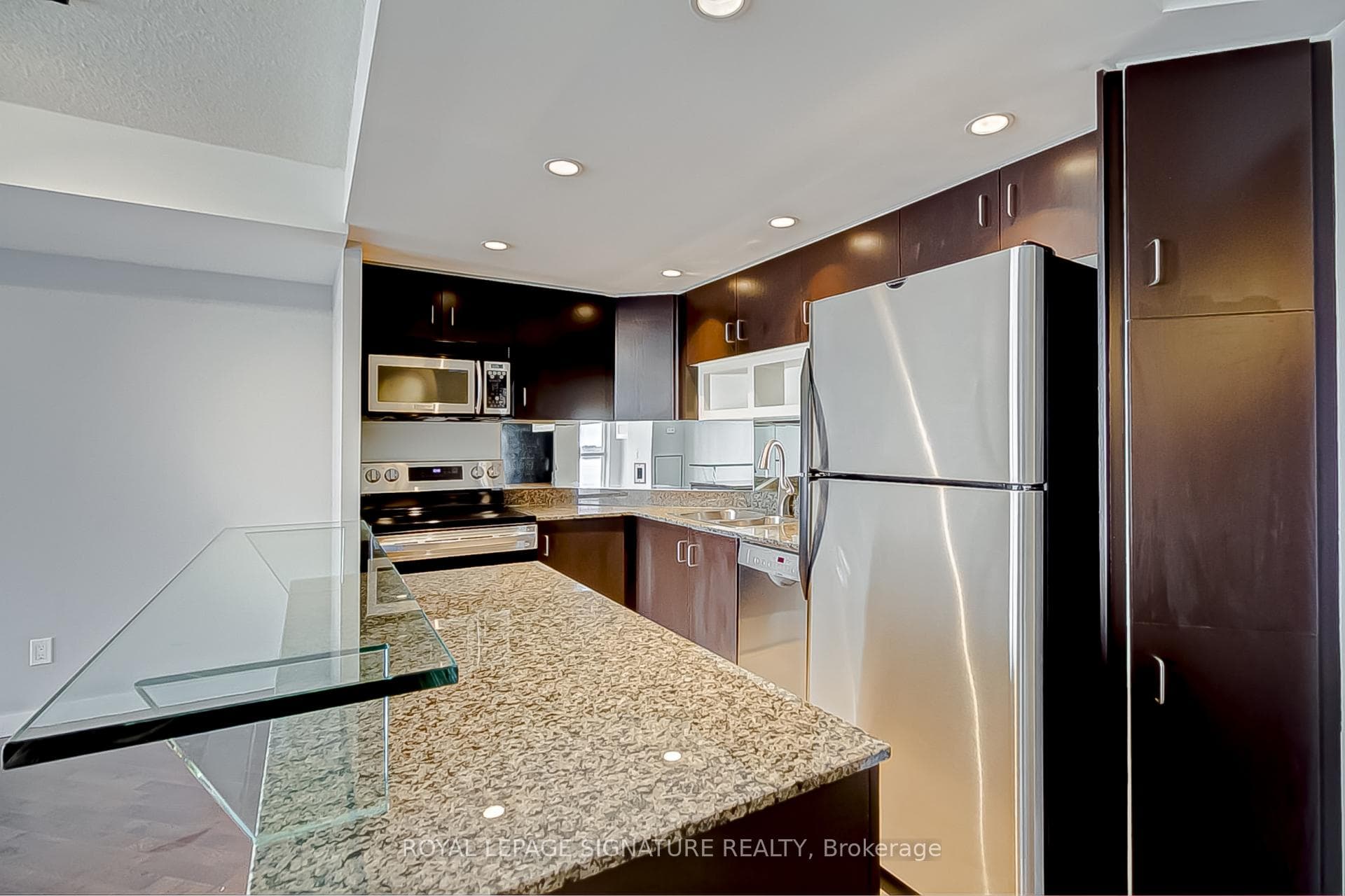 208 Queens Quay Unit 1011 photo 5