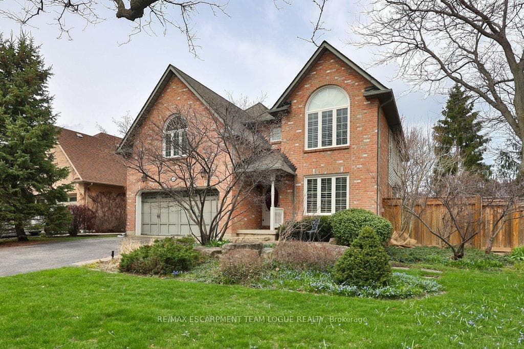 2111 KEVIN Crescent photo 2