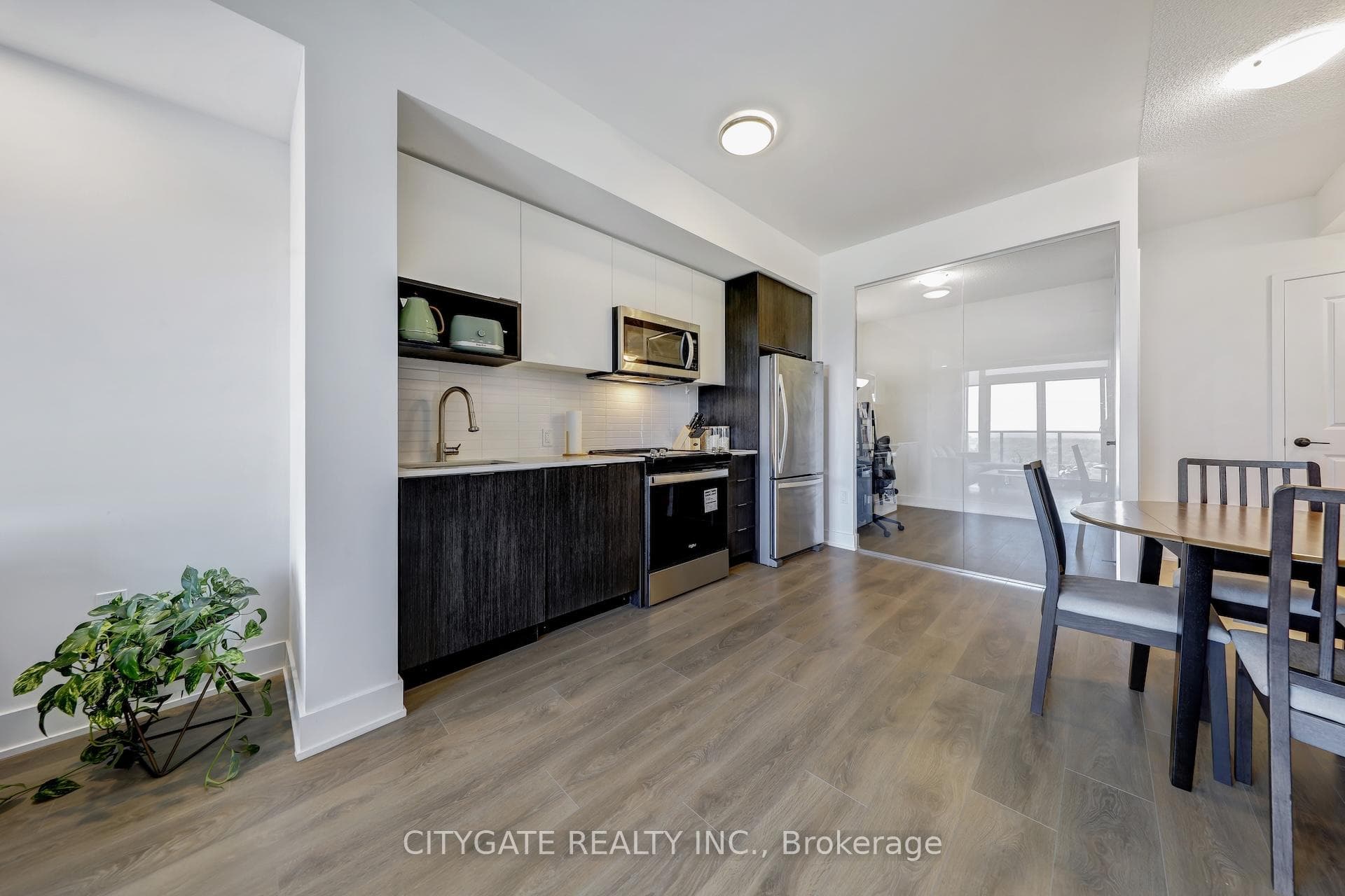 202 Burnhamthorpe Road Unit 1610 photo 14