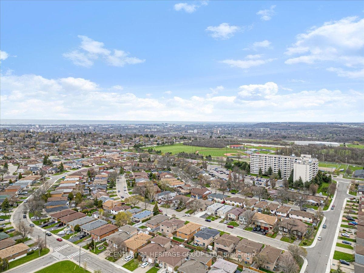 86 MARKSON Crescent photo 35