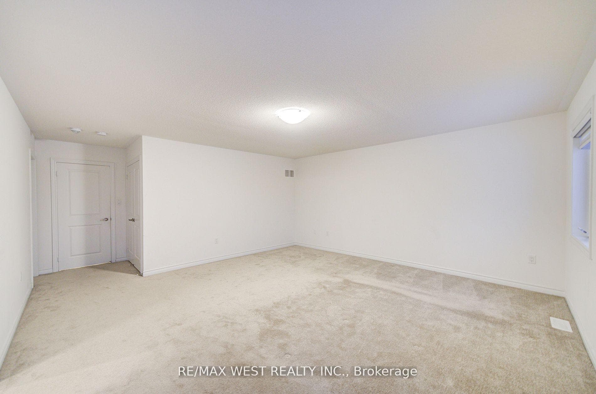 319 Ridley Crescent photo 32