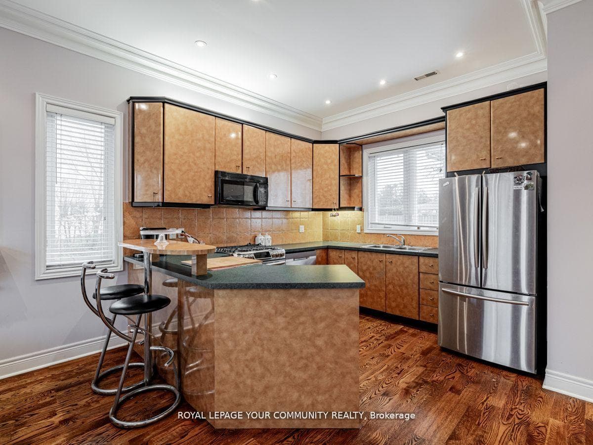 9 Robson Place photo 14