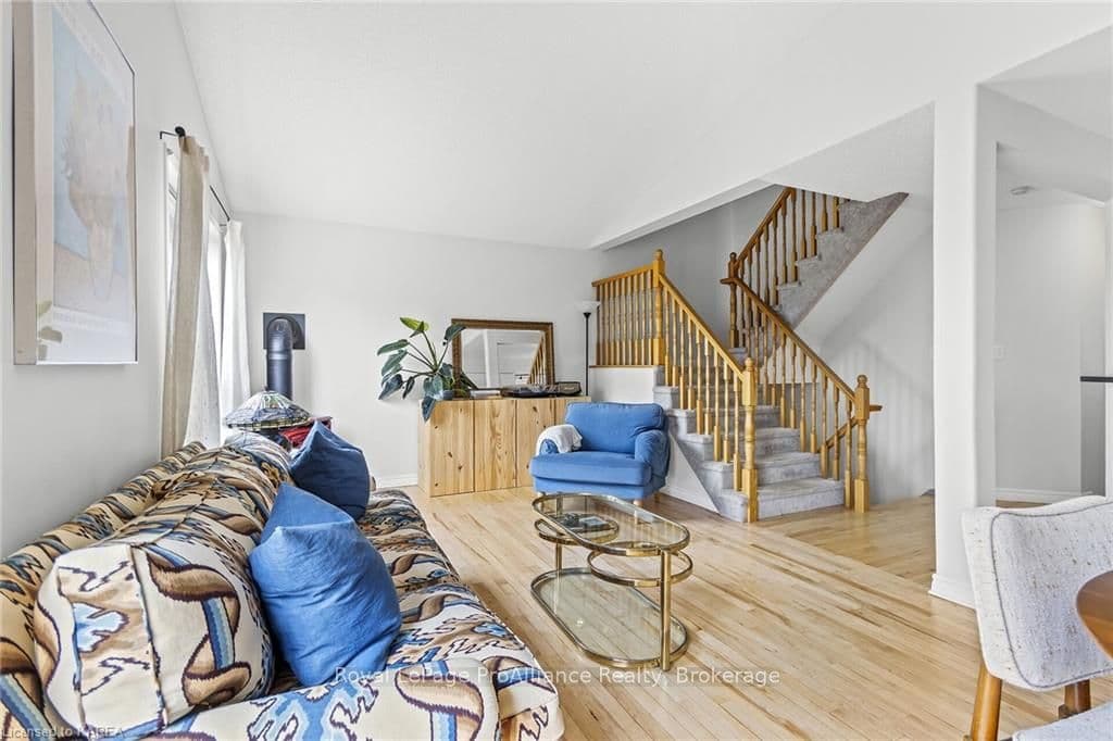 558 FREEMAN Crescent photo 9