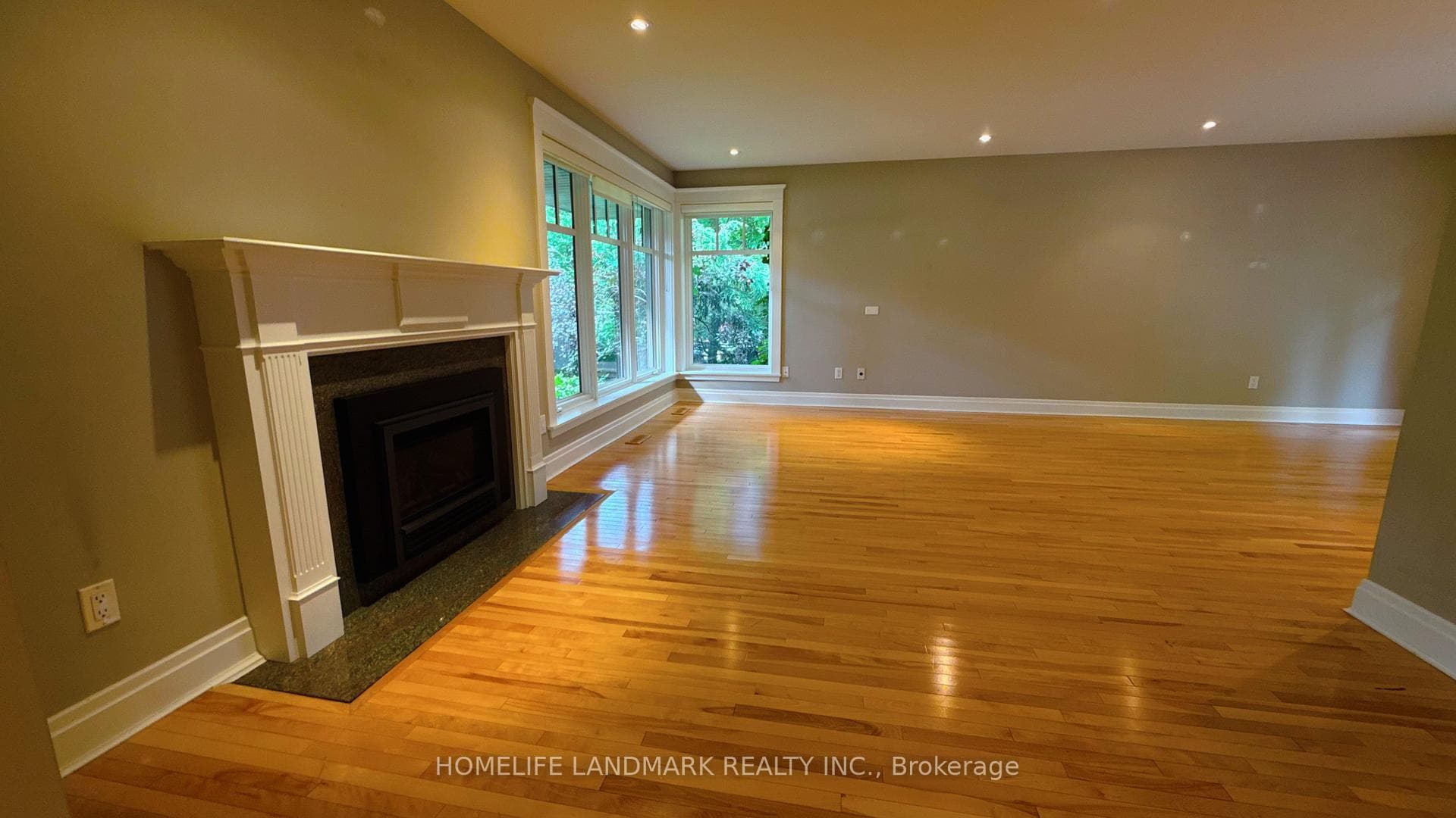 2062 GLENFOREST Crescent photo 5