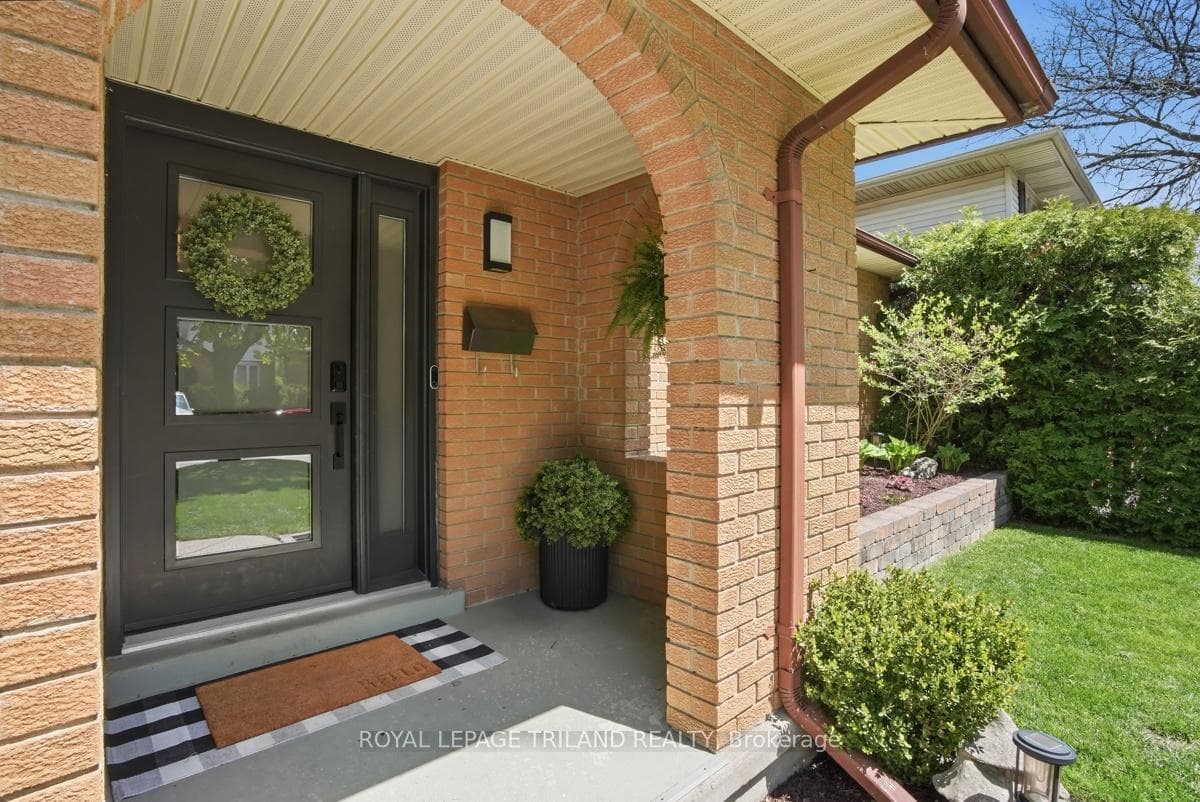 255 Highview Crescent photo 4