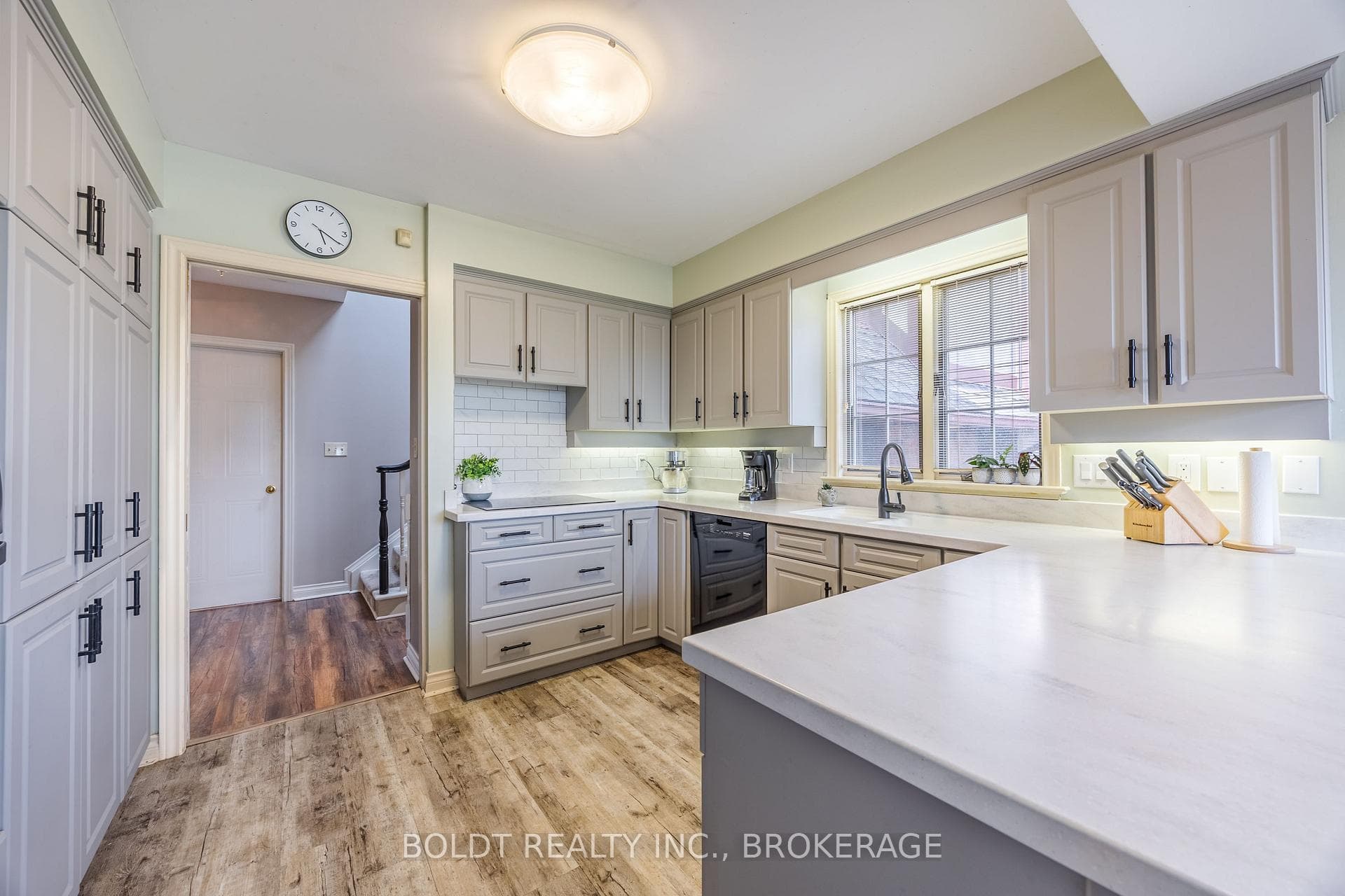 468 Lakeshore Road photo 16