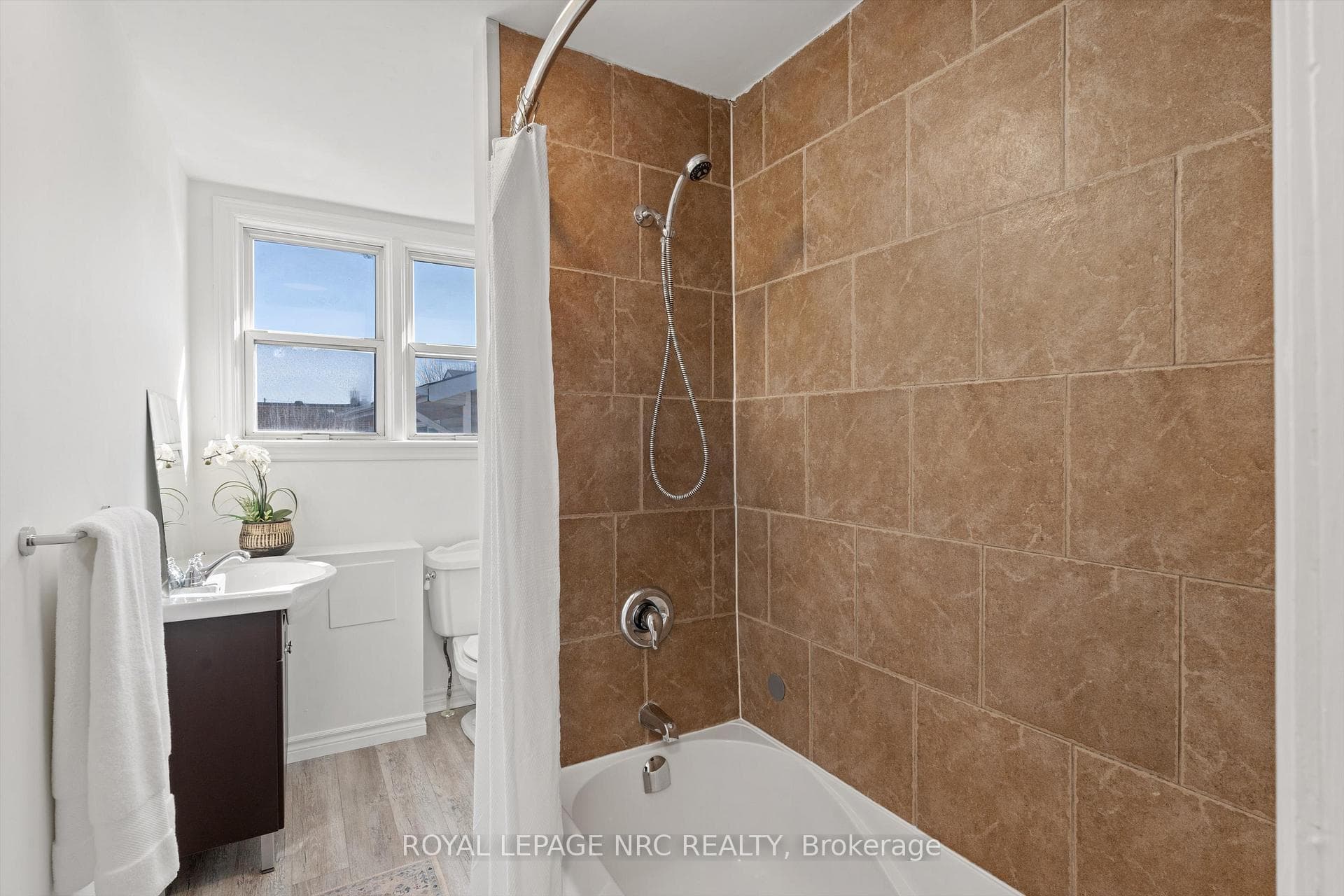Upper 4 piece bathoom