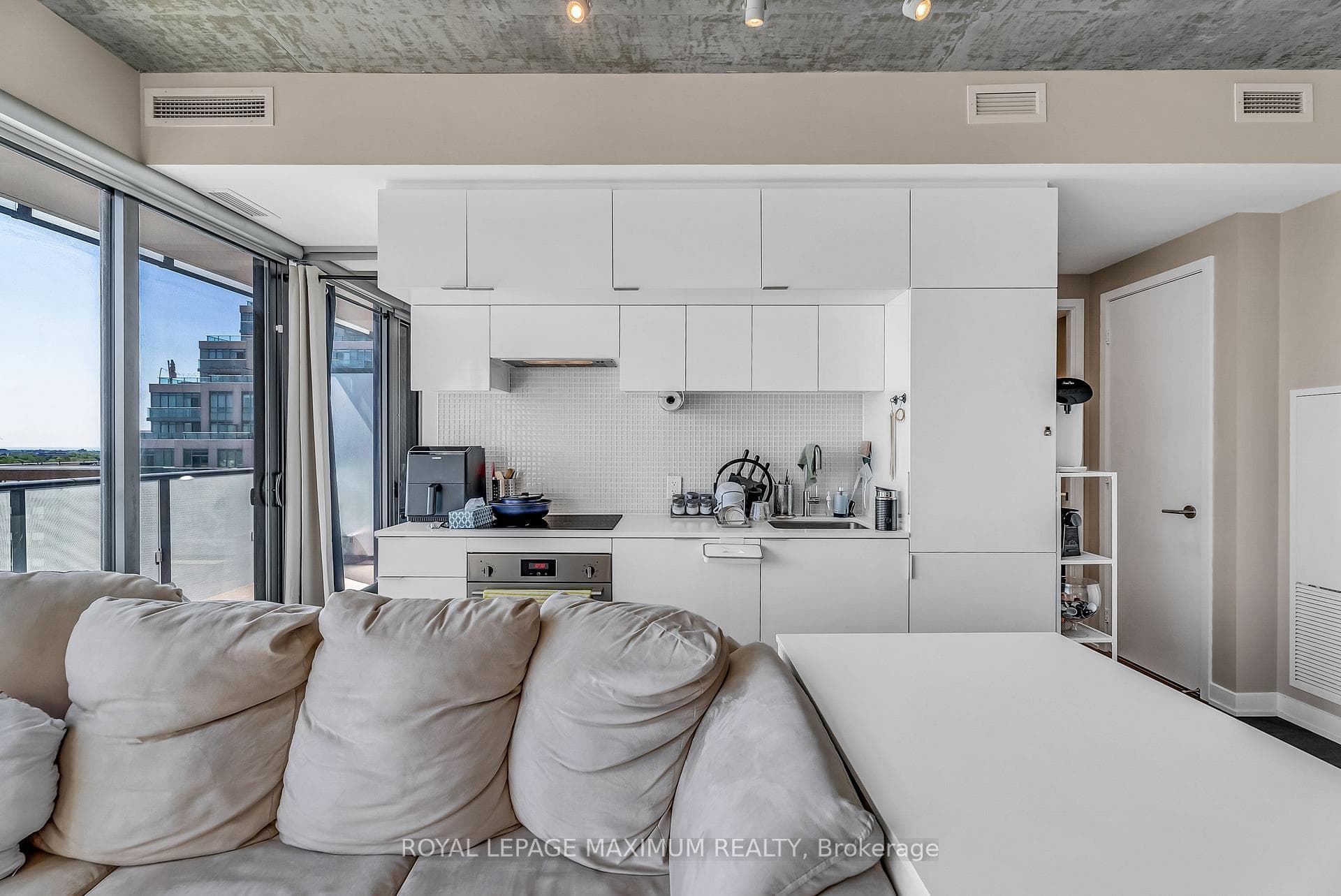185 Roehampton Avenue Unit 1006 photo 8