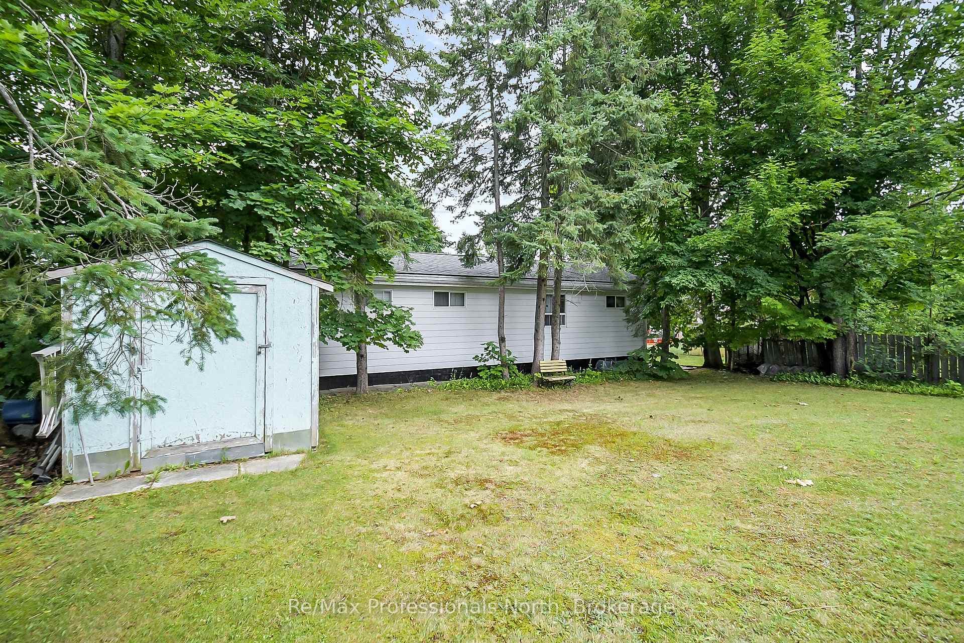 655 MARY Street photo 25