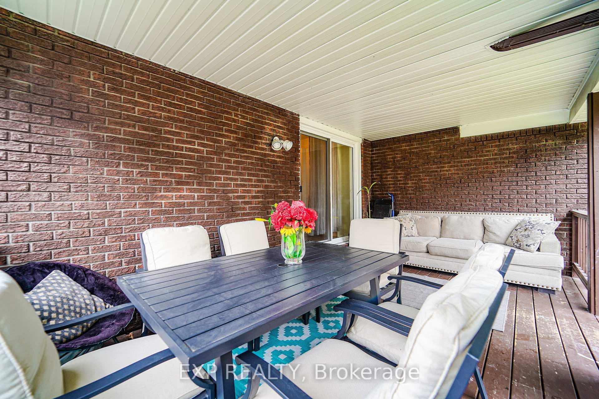 246 Mary Street photo 2