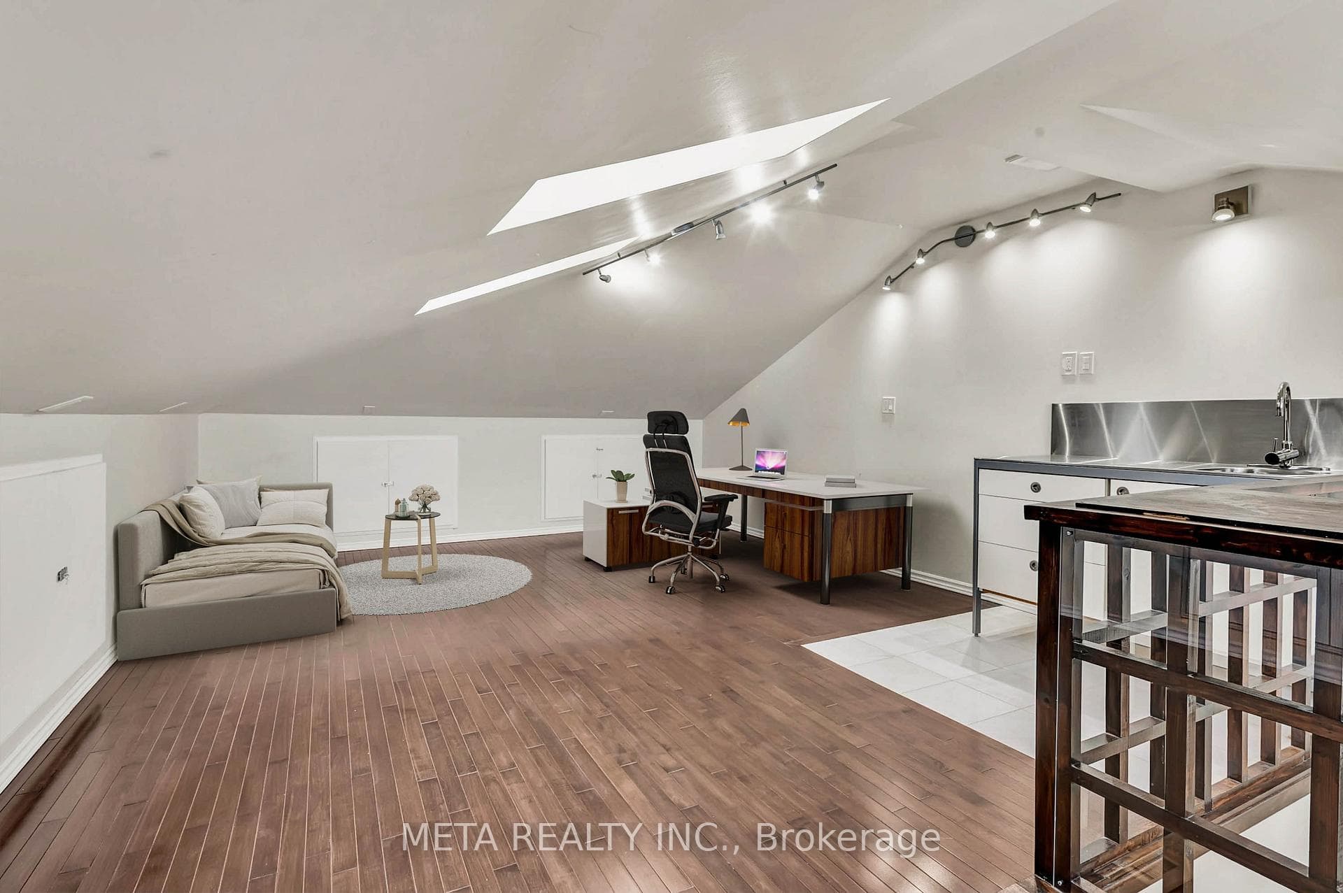 Large Loft (Home Office/Lounge/Play Room)