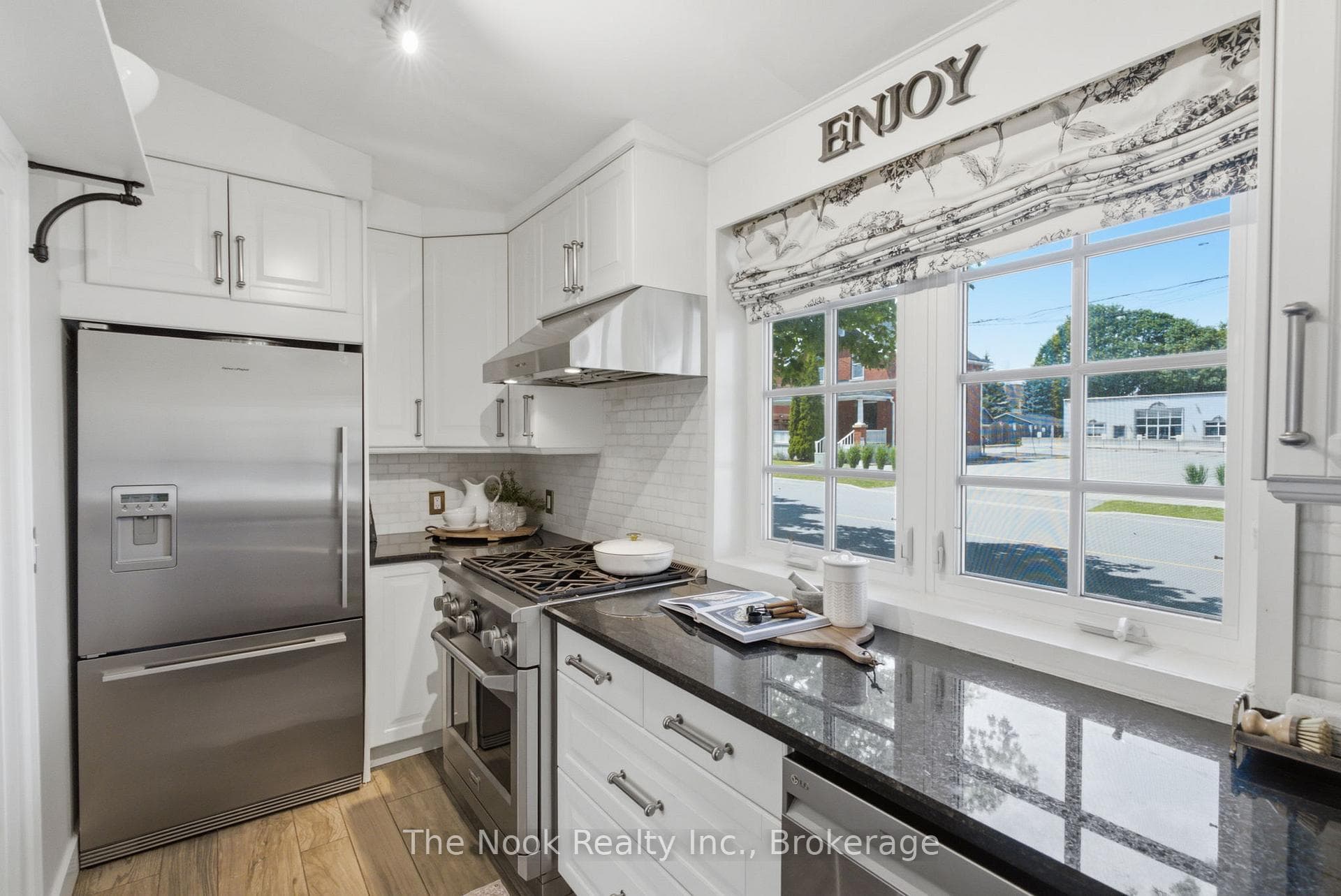 400 Byron Street photo 15