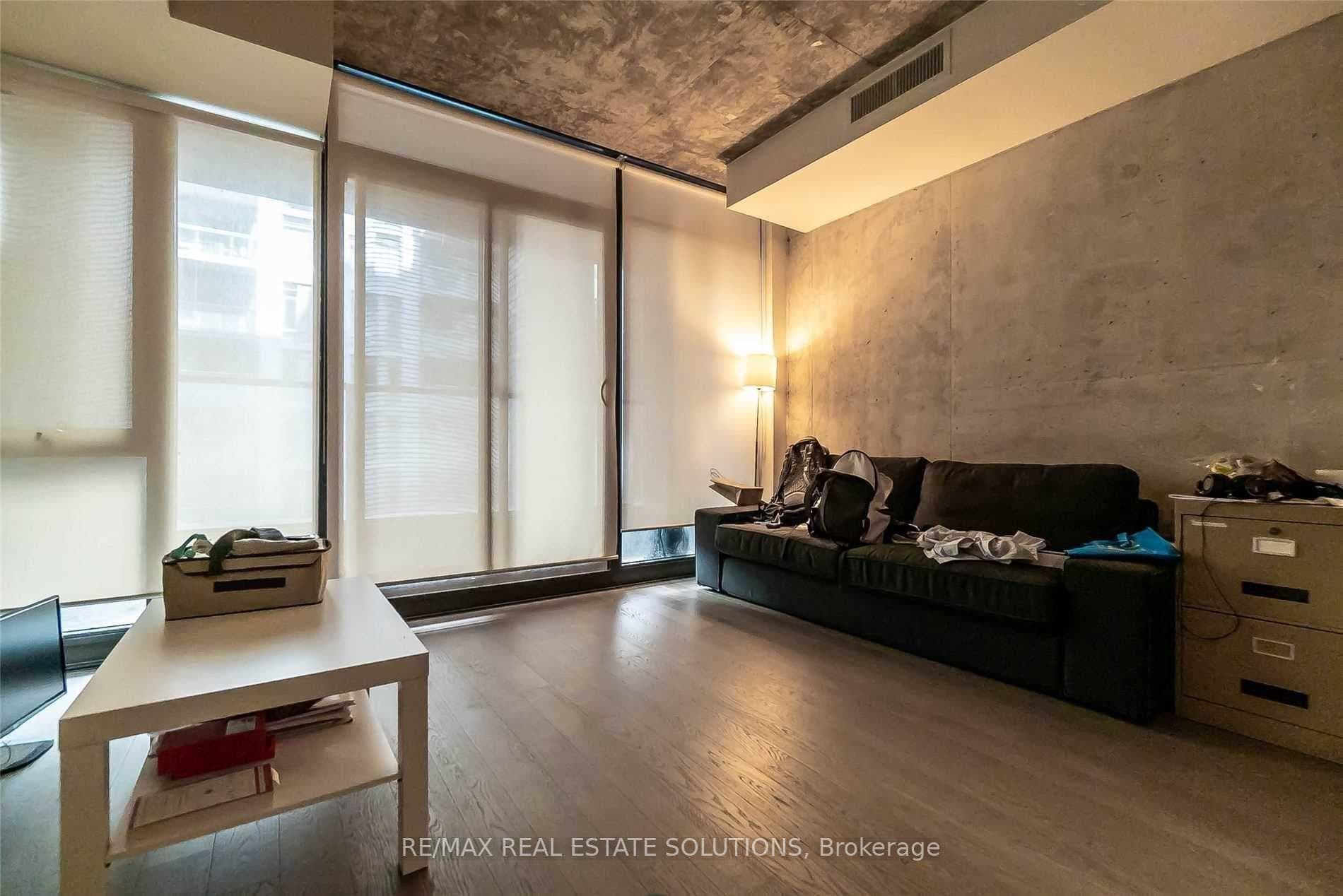 111 Bathurst Street Unit 421 photo 2