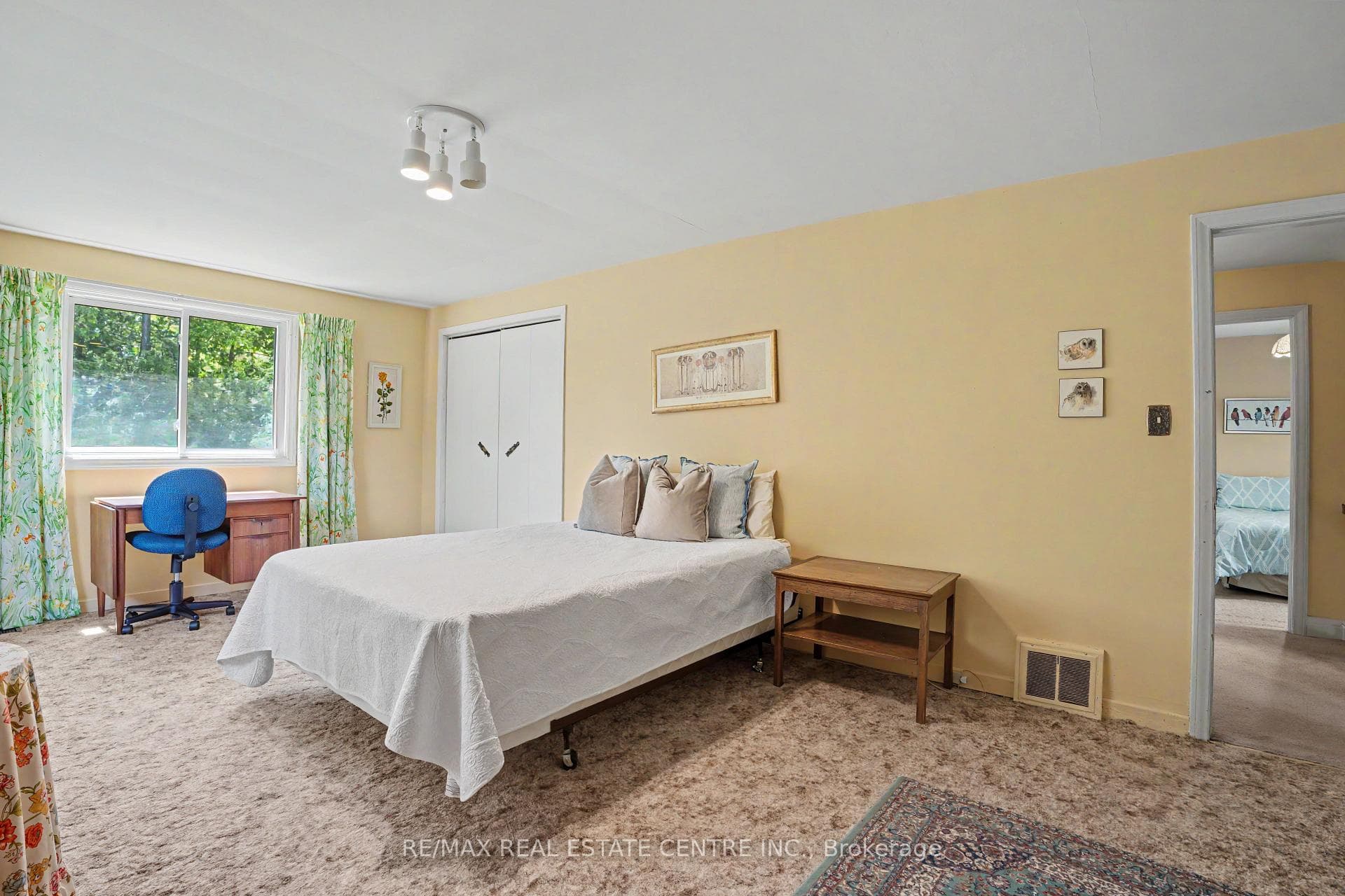 2068 Wellington Avenue photo 25