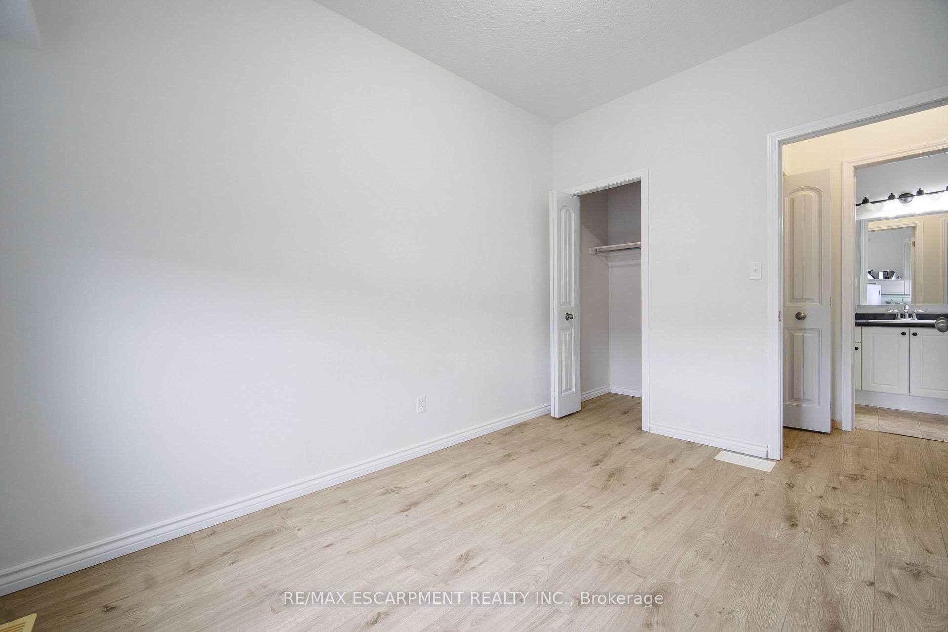 284 Sophia Crescent photo 31