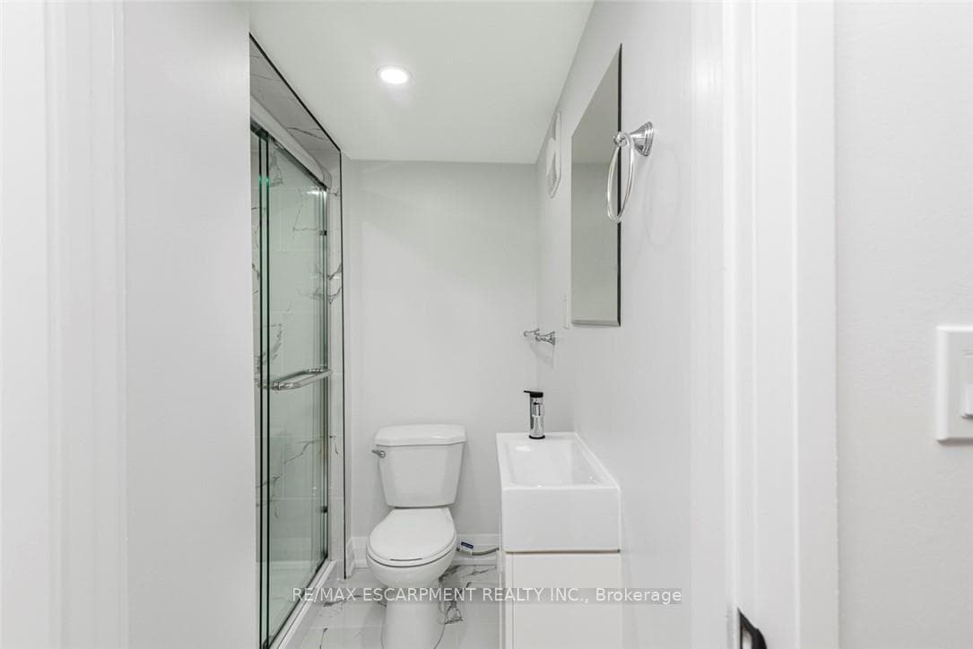 588 Barnaby Street photo 32