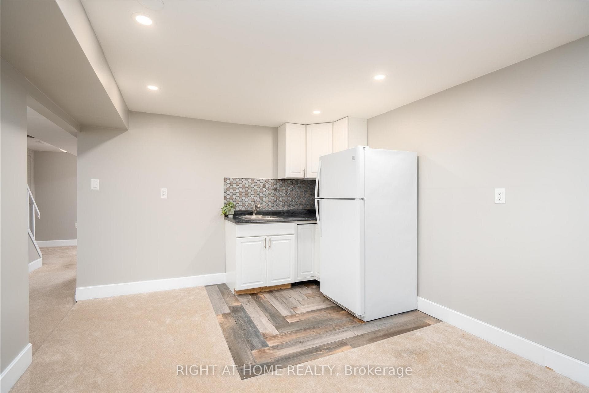 1306 Fenelon Crescent photo 17