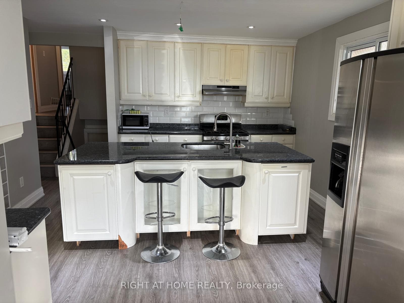 385 Montmorency Drive photo 6