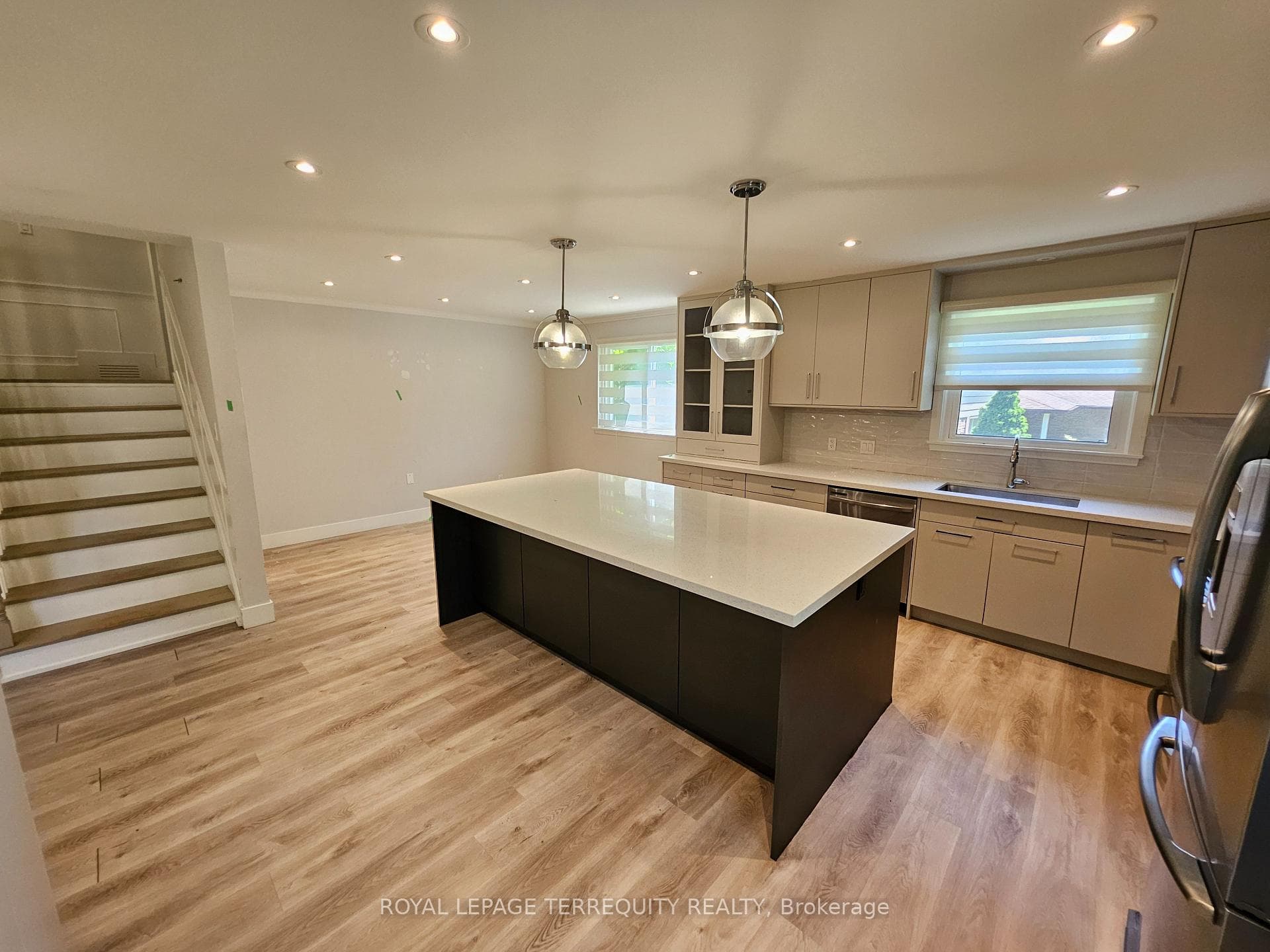 2067 Obeck Crescent photo 12