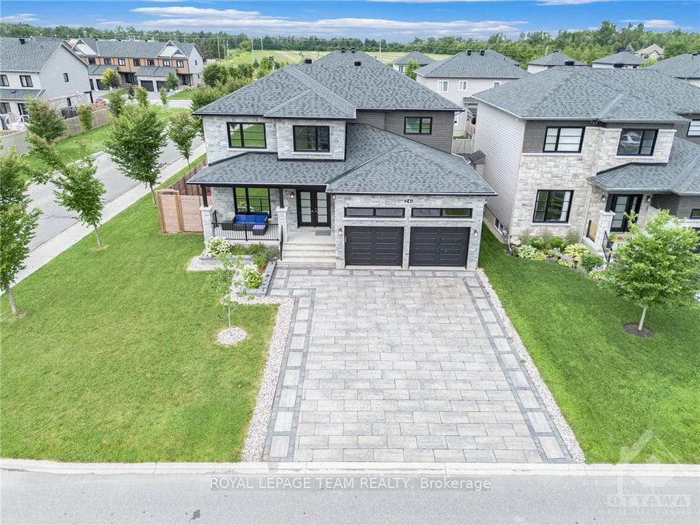 241 SUNSET Crescent photo 2