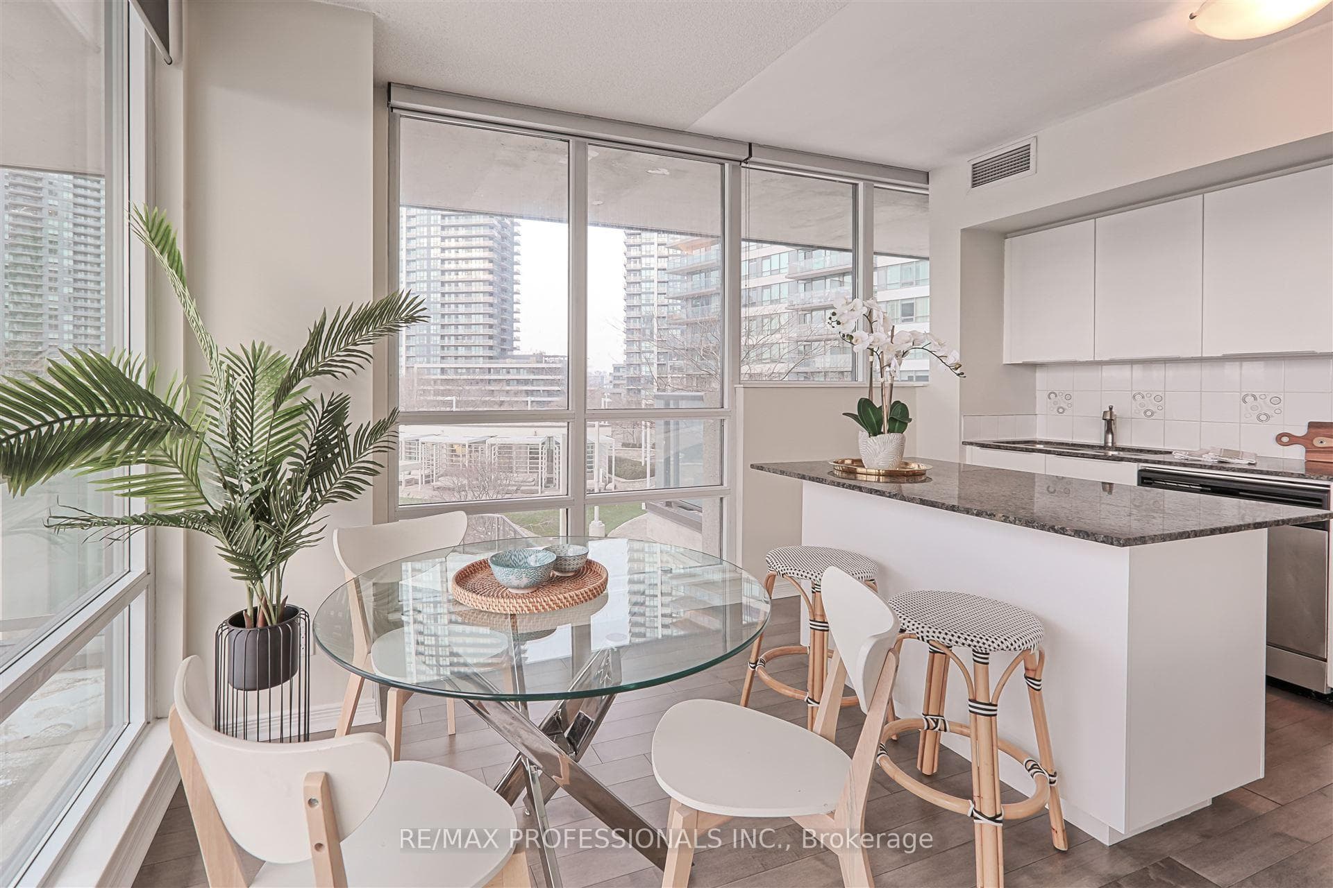 2240 Lake Shore Boulevard photo 14