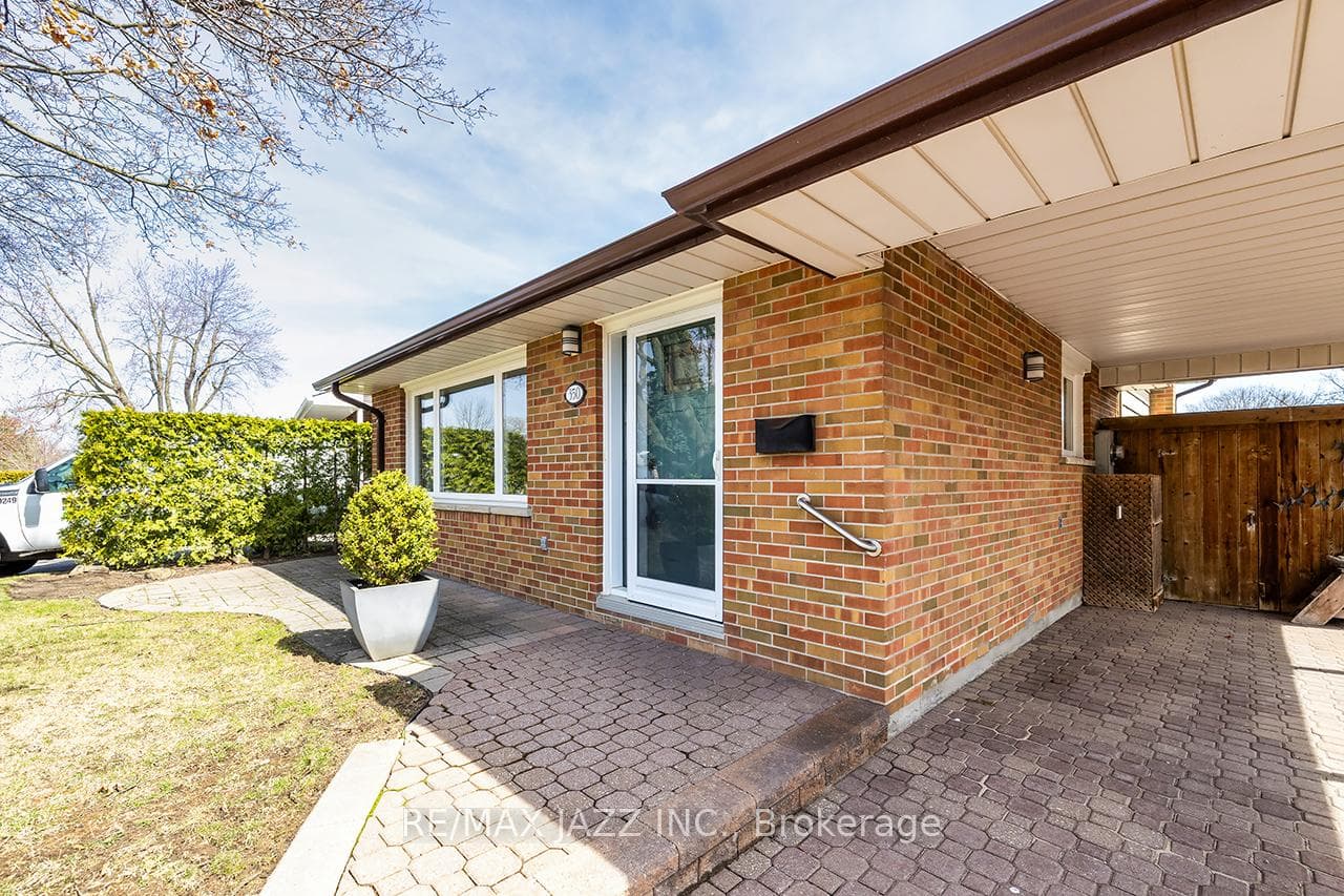 350 Orange Crescent photo 2