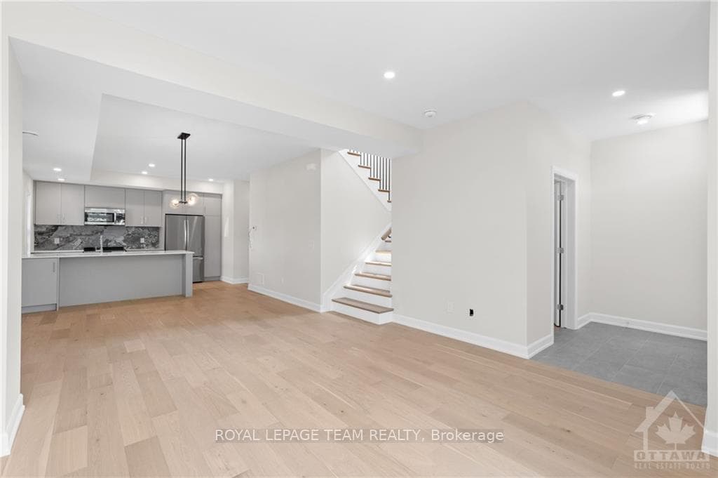 417 TWEEDSMUIR Avenue Unit A photo 3