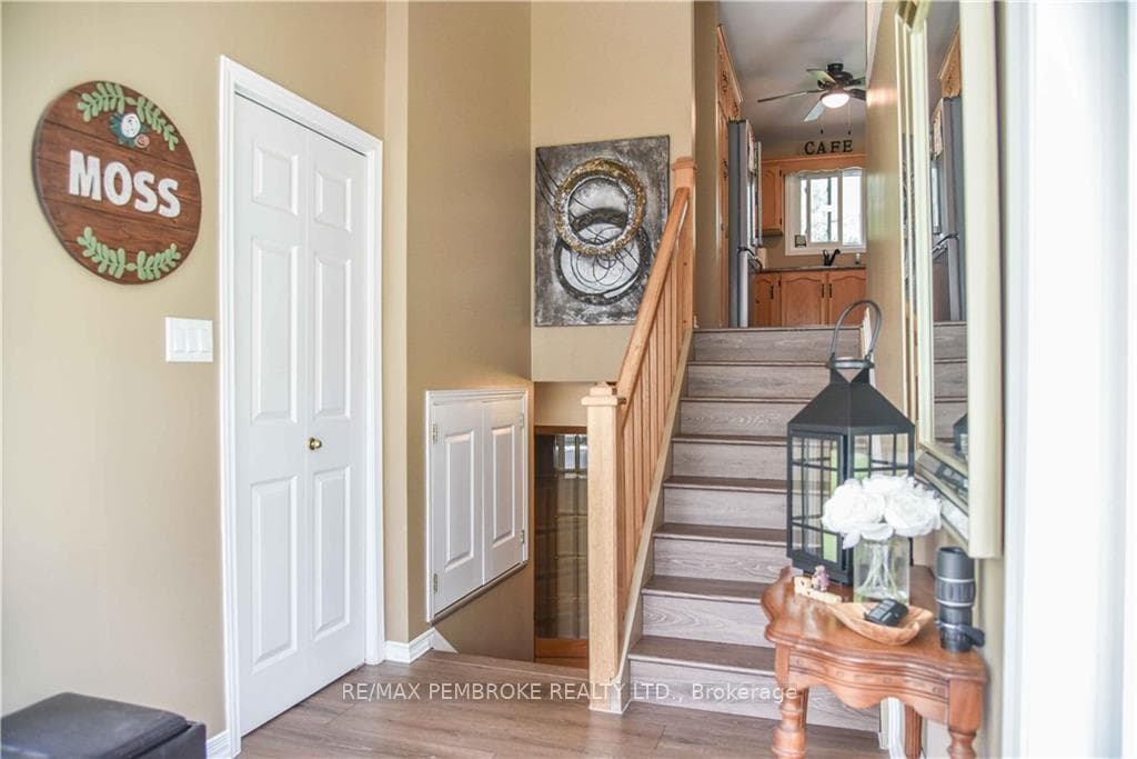 8 RIDGE Drive photo 4