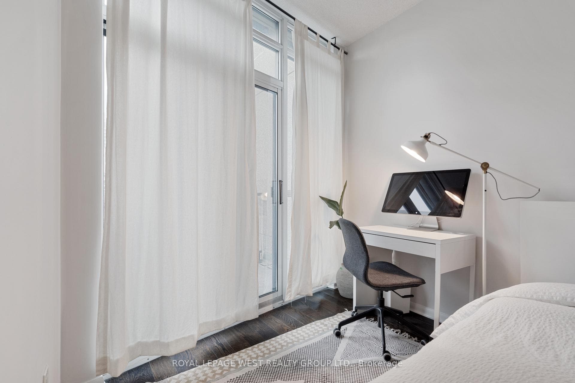 219 Fort York Boulevard Unit 703 photo 9