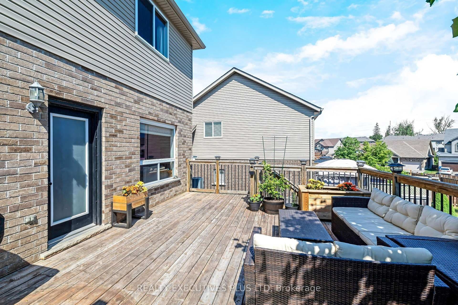 56 Dinnick Crescent photo 33