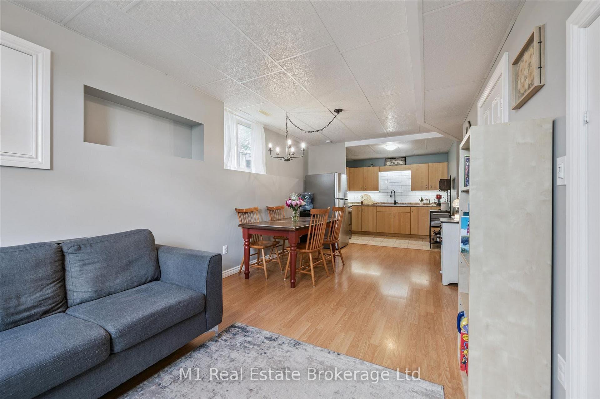 584 Mctavish Street photo 23