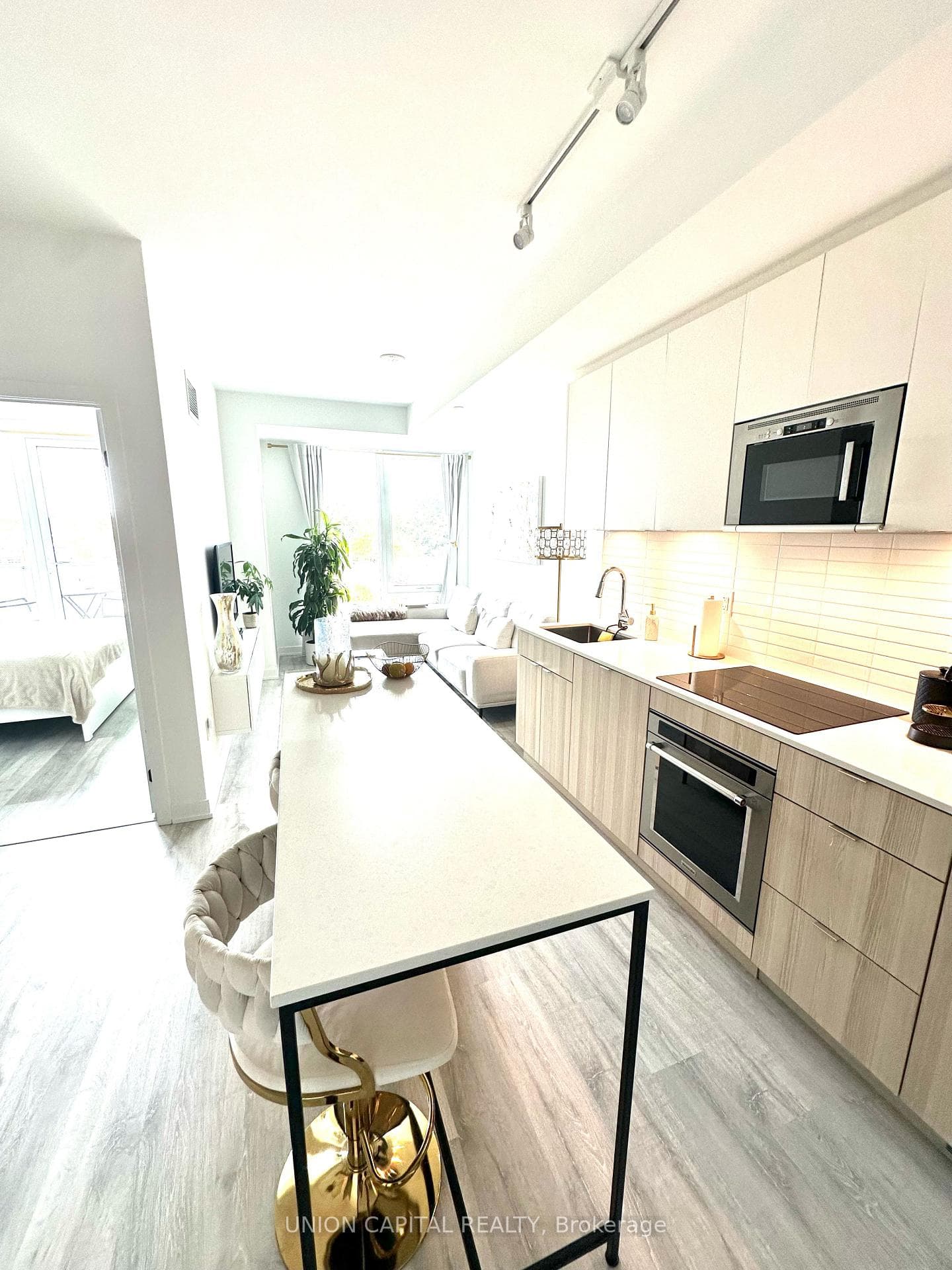 215 Lakeshore Road Unit 523 photo 9