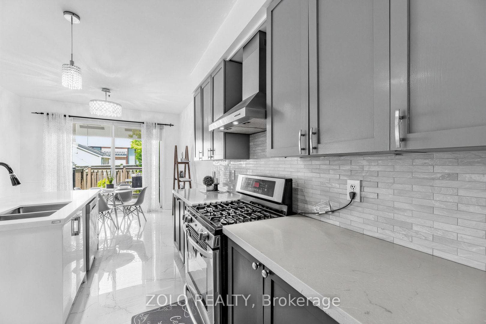 1580 Earl Crescent photo 12