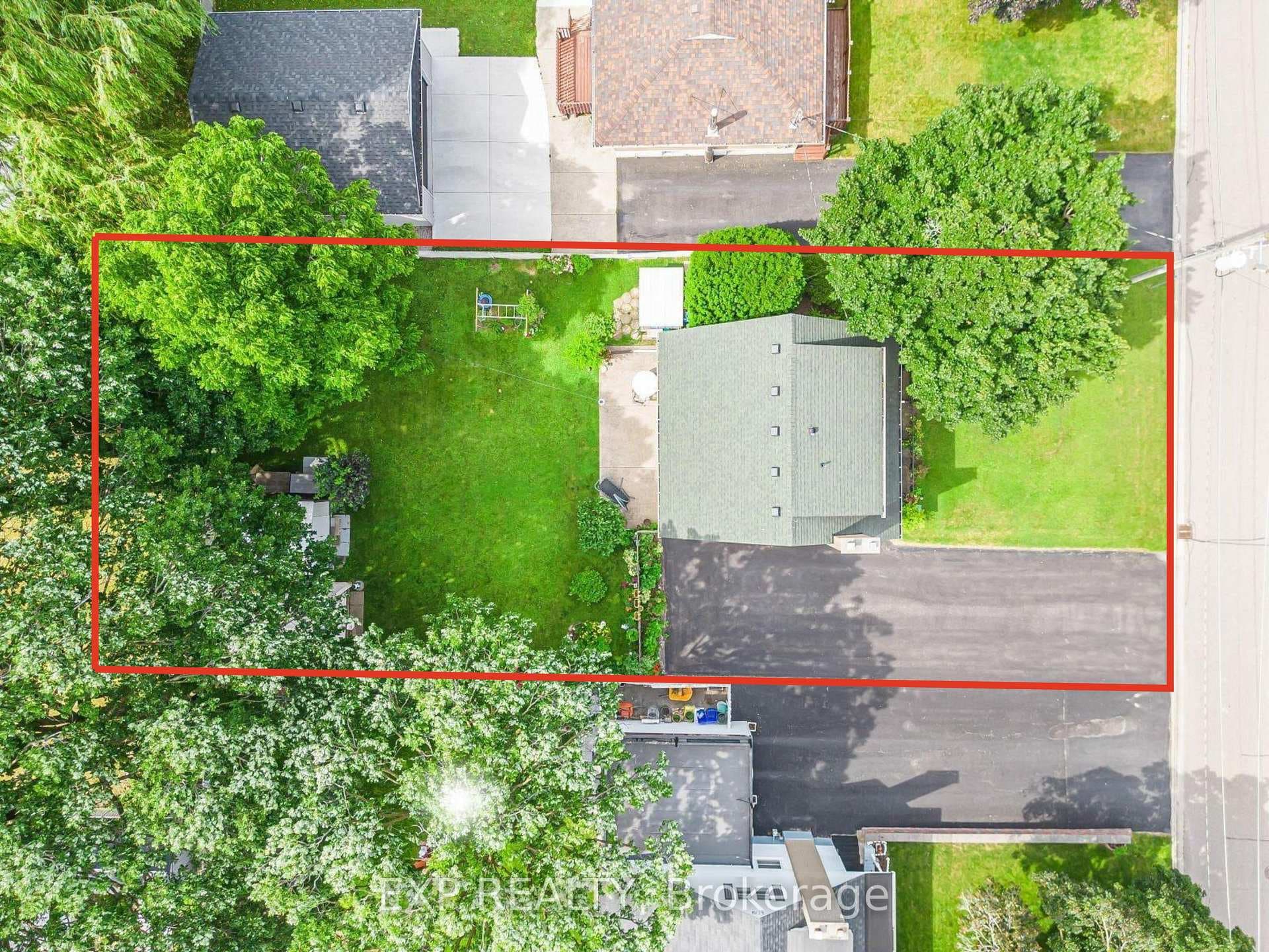 215 Elmwood Crescent photo 3