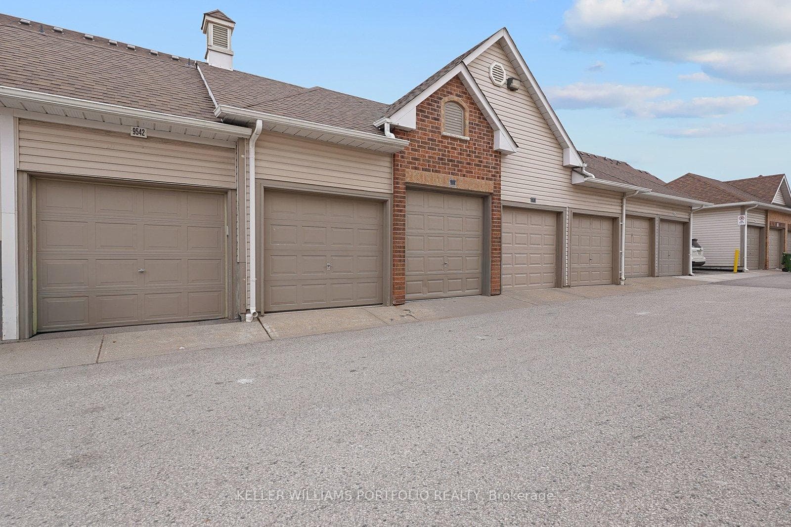9542 Sheppard Avenue photo 33