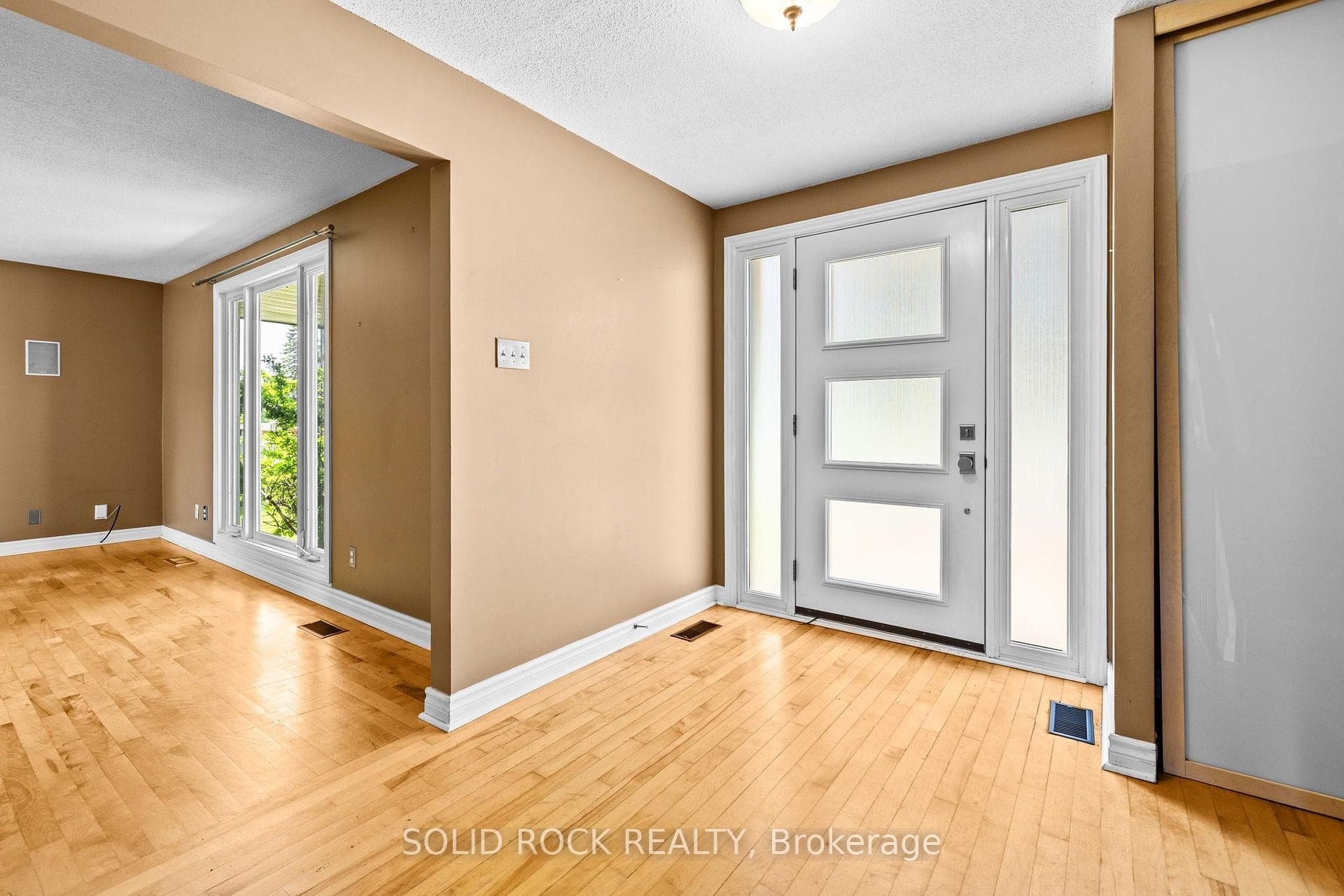 1631 Charbonneau Street photo 4