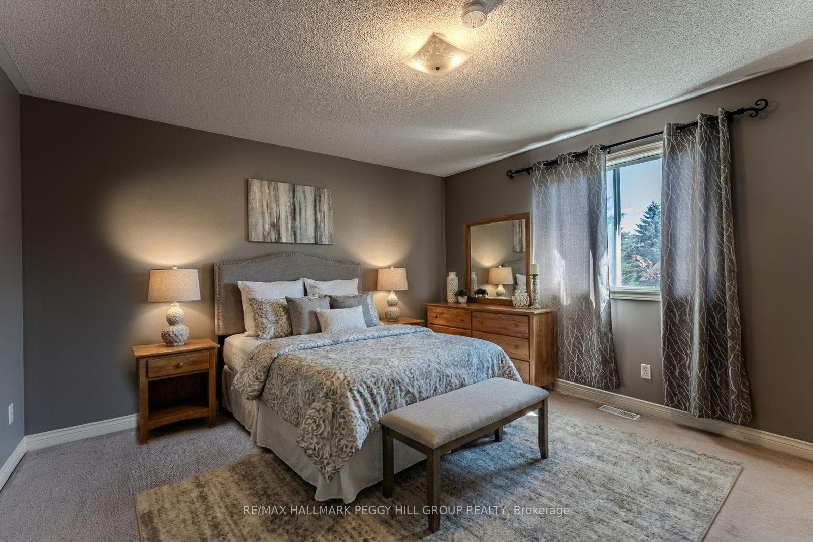 239 Simcoe Street photo 4