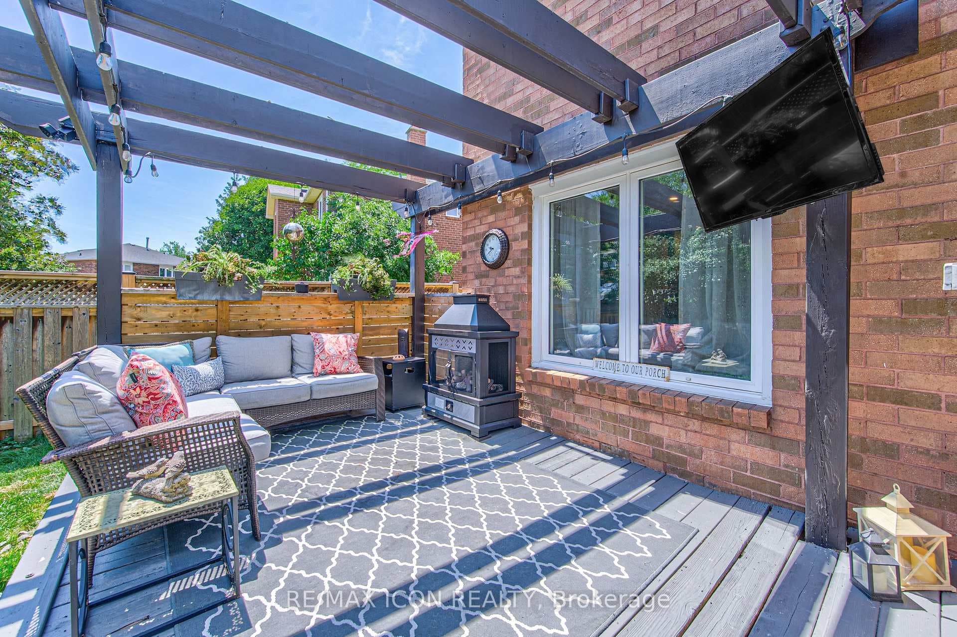 15 Hall Crescent photo 41