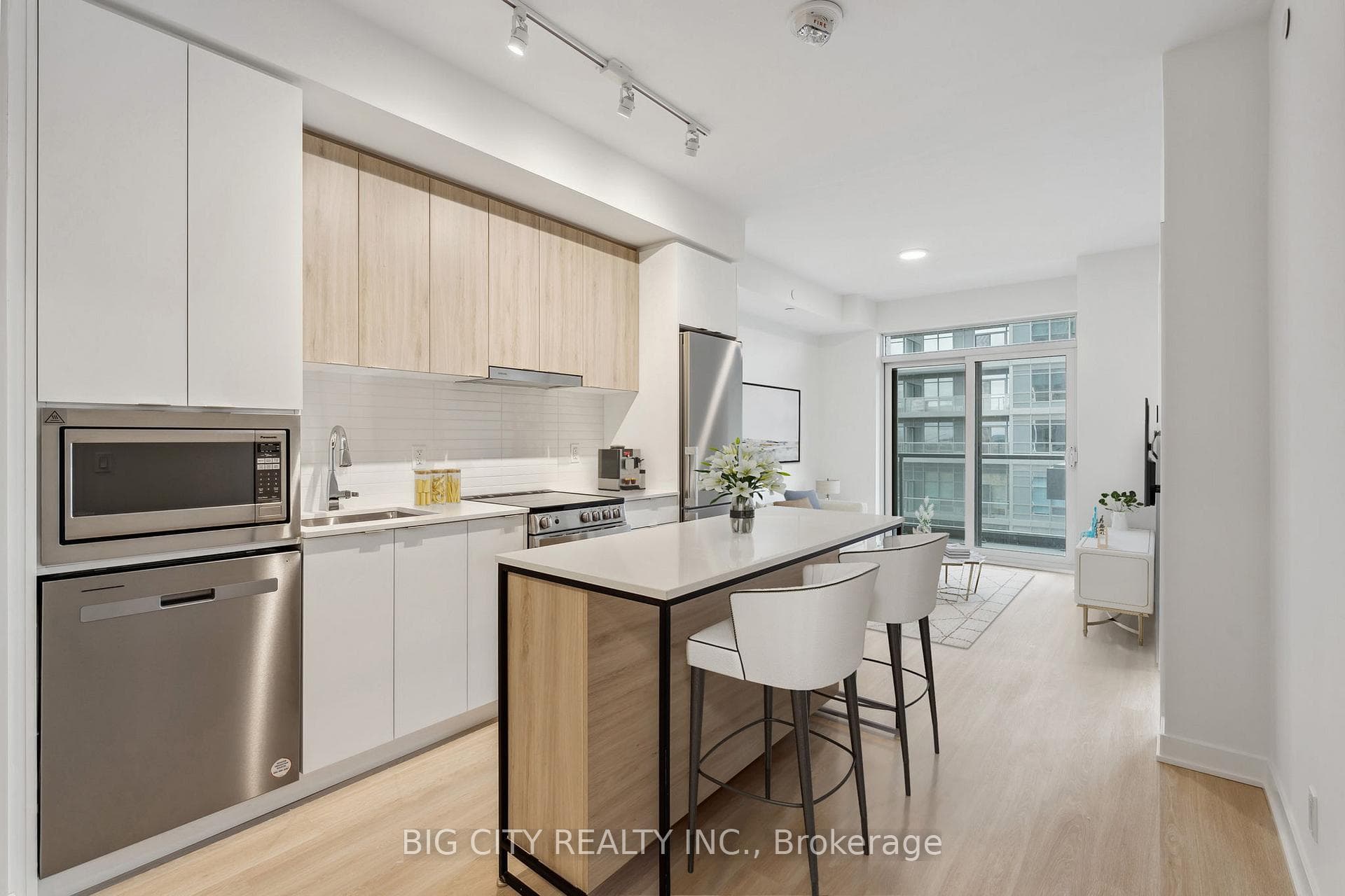 30 Upper Mall Way Unit 808 photo 1