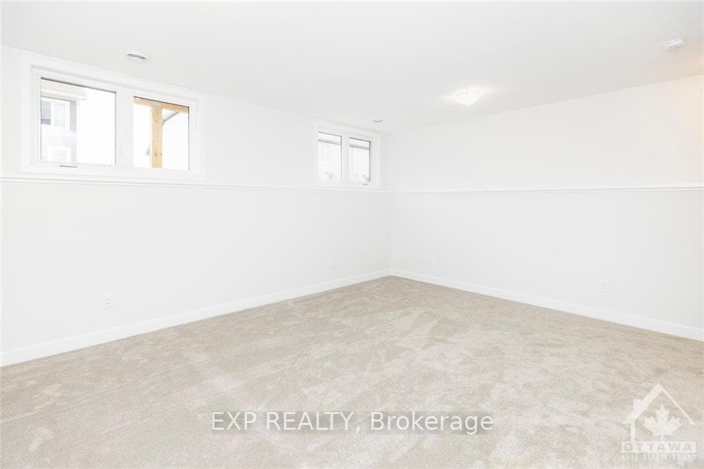 48 WHITCOMB Crescent photo 25