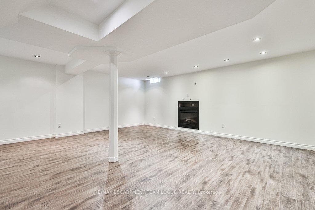 2060 Parklane Crescent photo 36