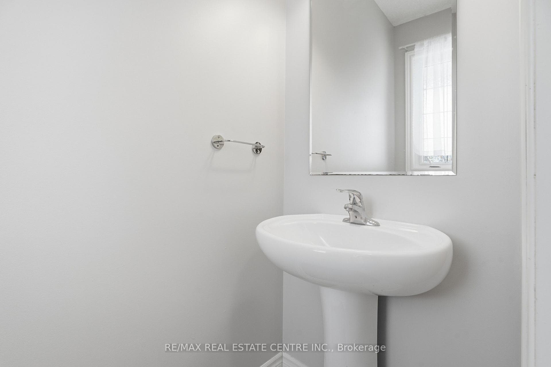 120 Links Crescent photo 3