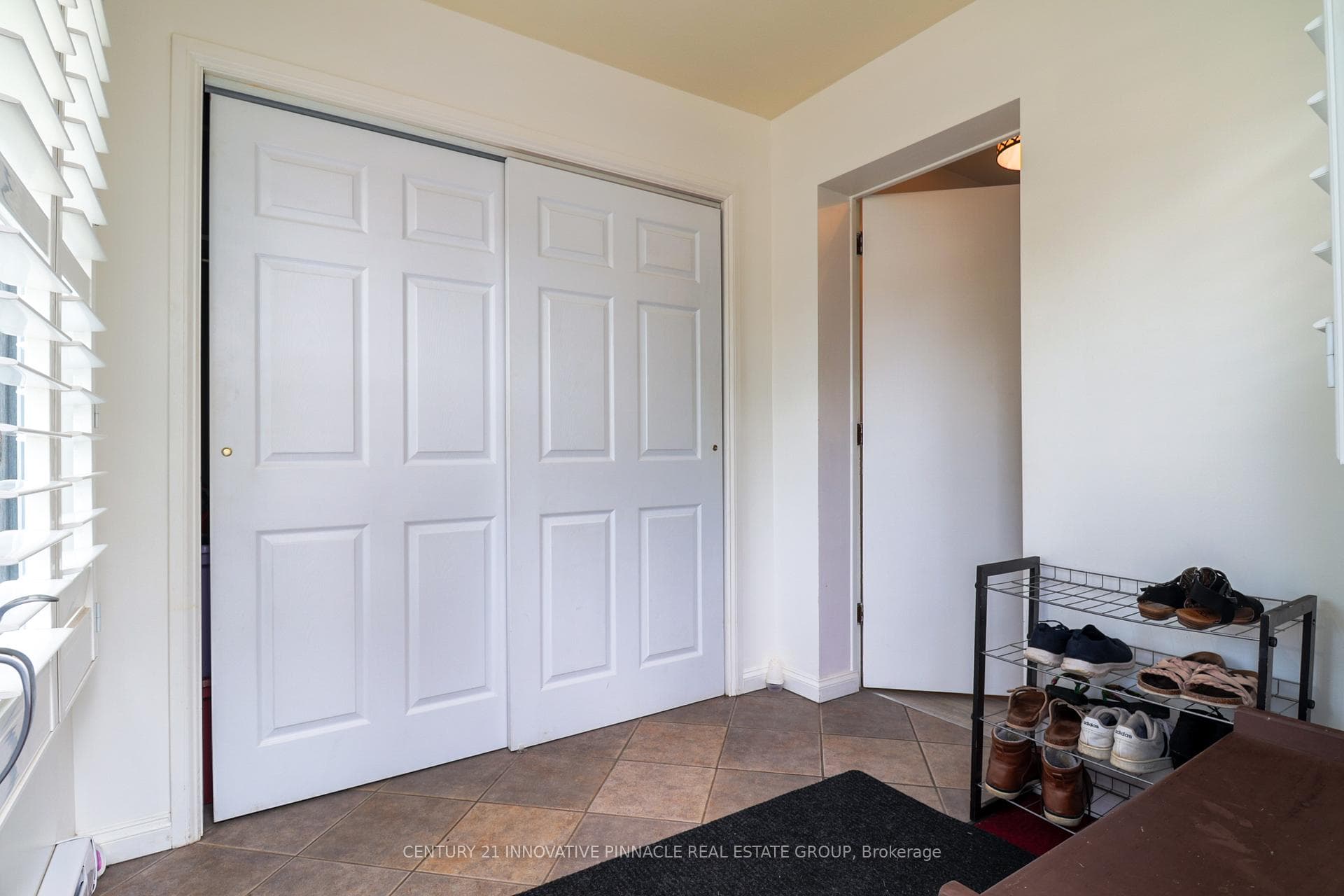190 Elizabeth Crescent photo 5
