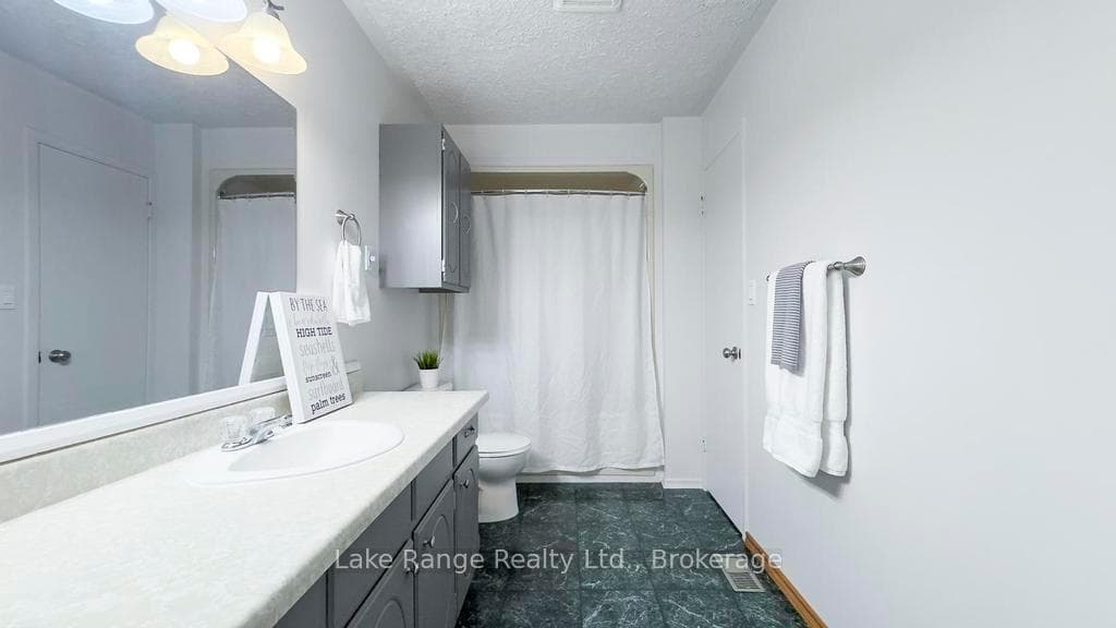 734 LAKE RANGE Drive photo 18