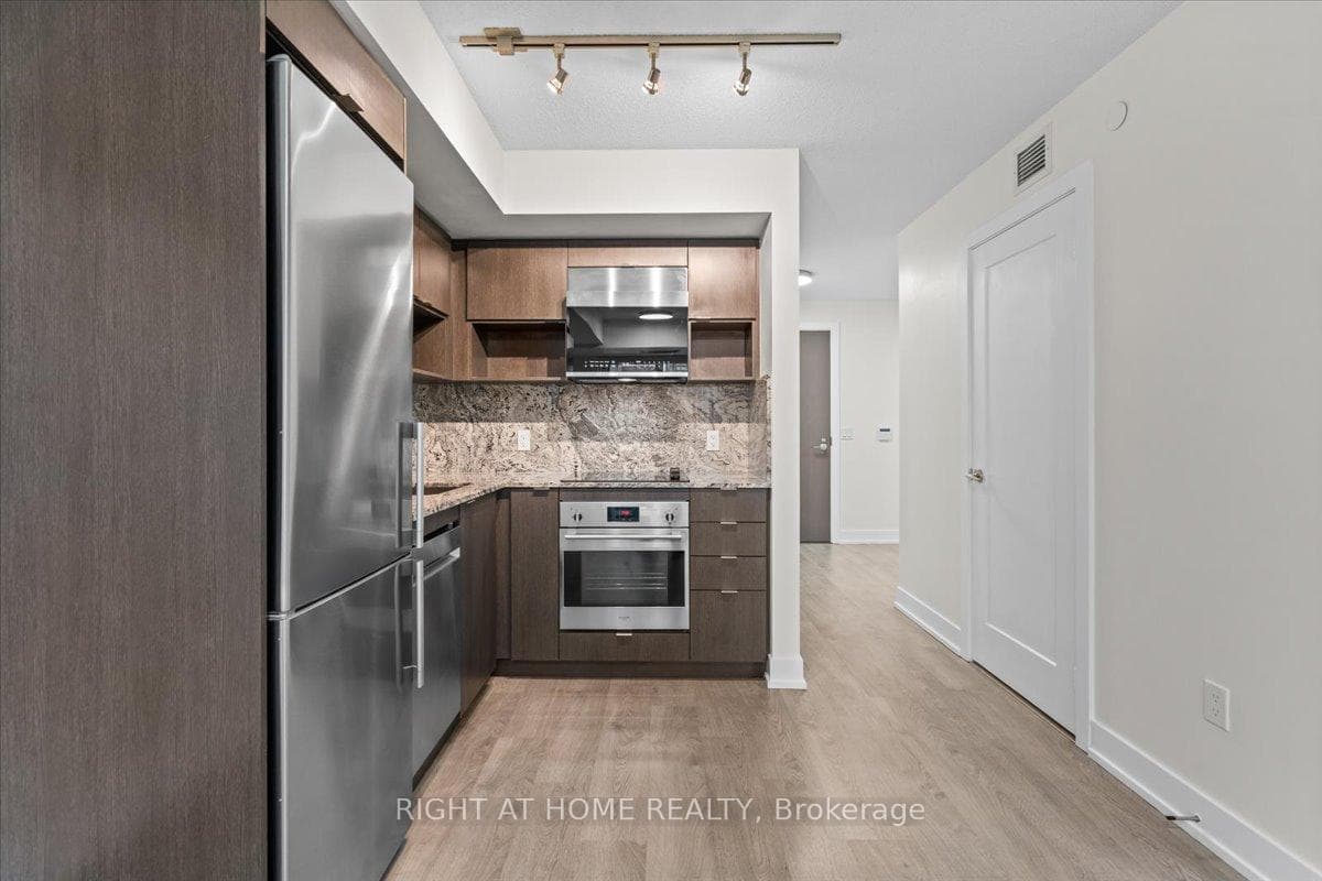 9 Mabelle Avenue Unit 521 photo 11