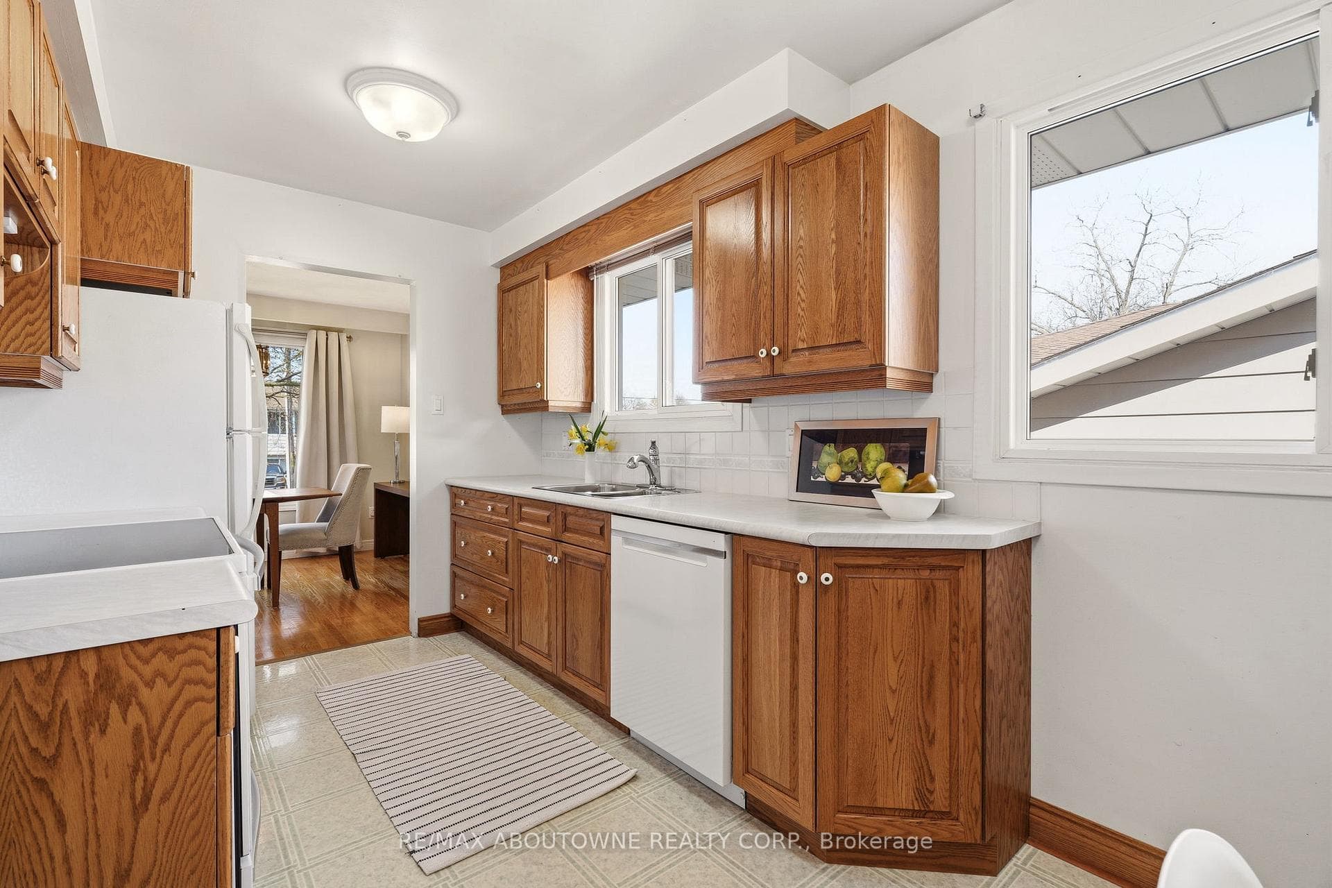 671 Woodview Road photo 16