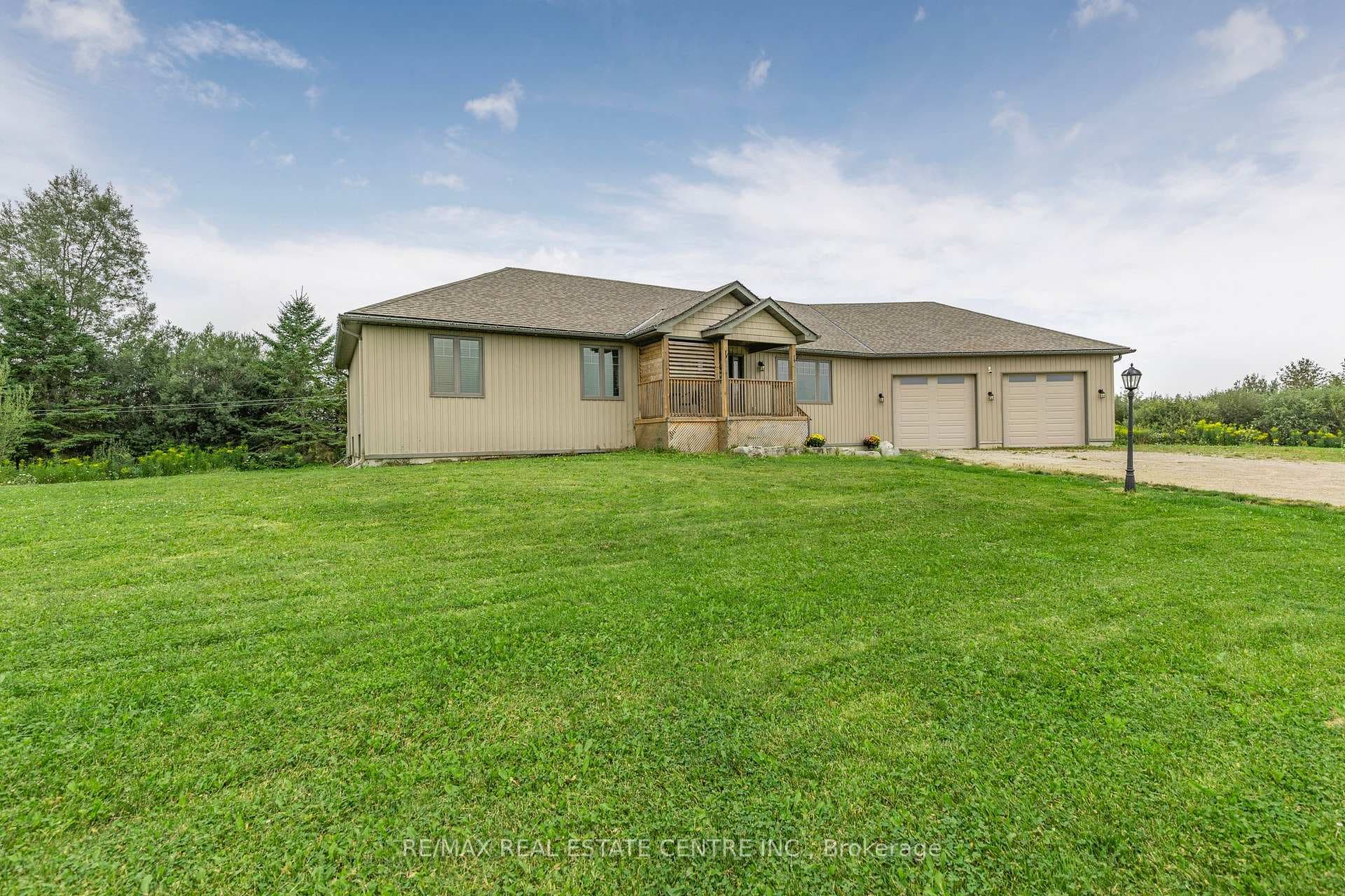 335374 7th Line photo 2