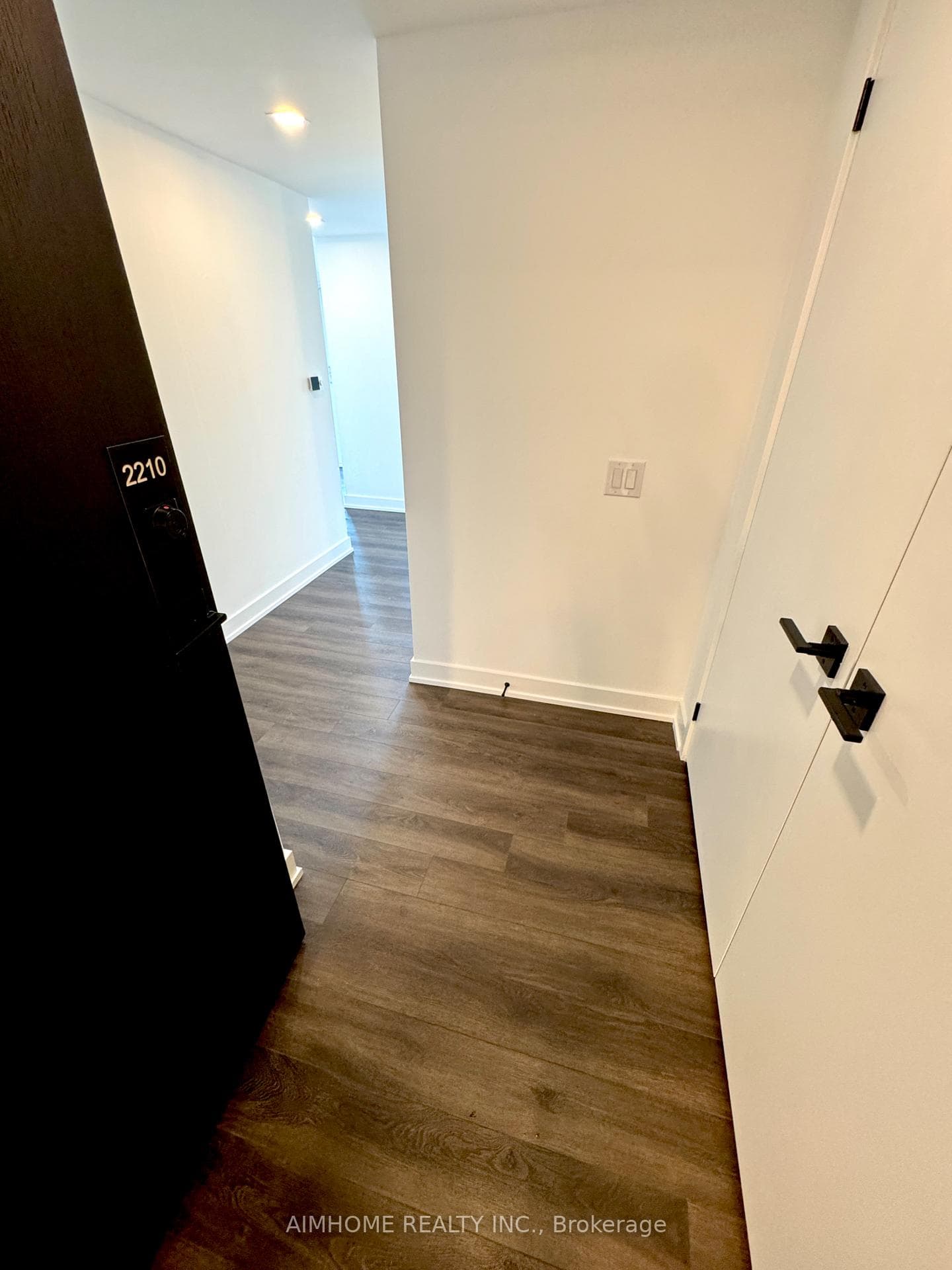 609 Sherbourne Street Unit 2210 photo 6