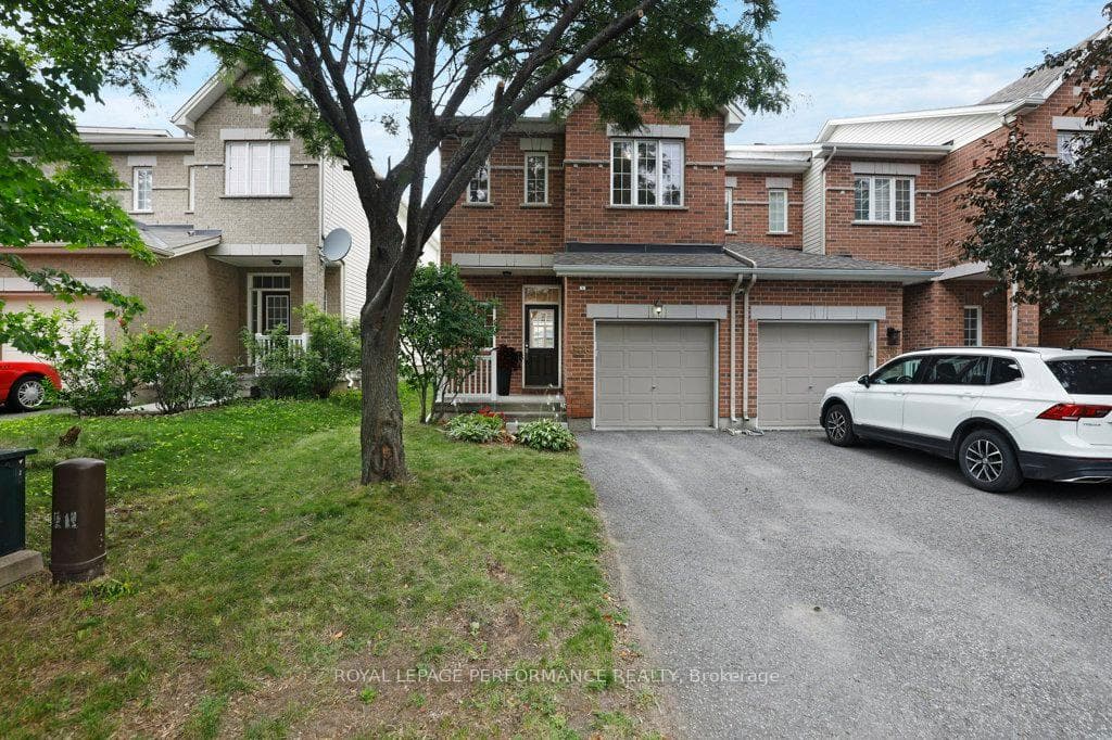 306 Waymark Crescent photo 1