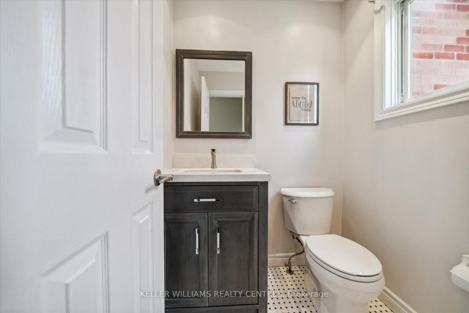 435 Kelly Crescent photo 15